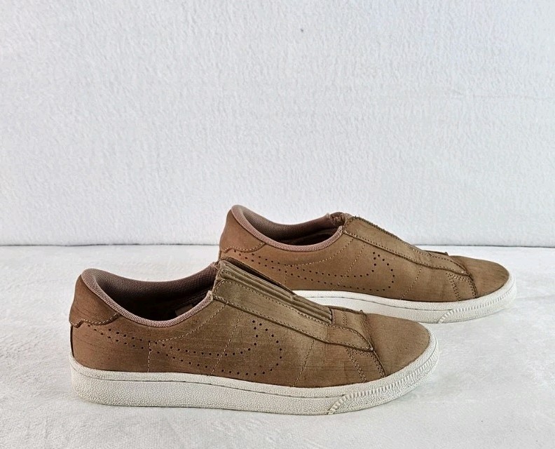 Vintage 2017 NIKE Tennis Classic Ease Shoes Women’s 7 Brown Sneakers 896504-200