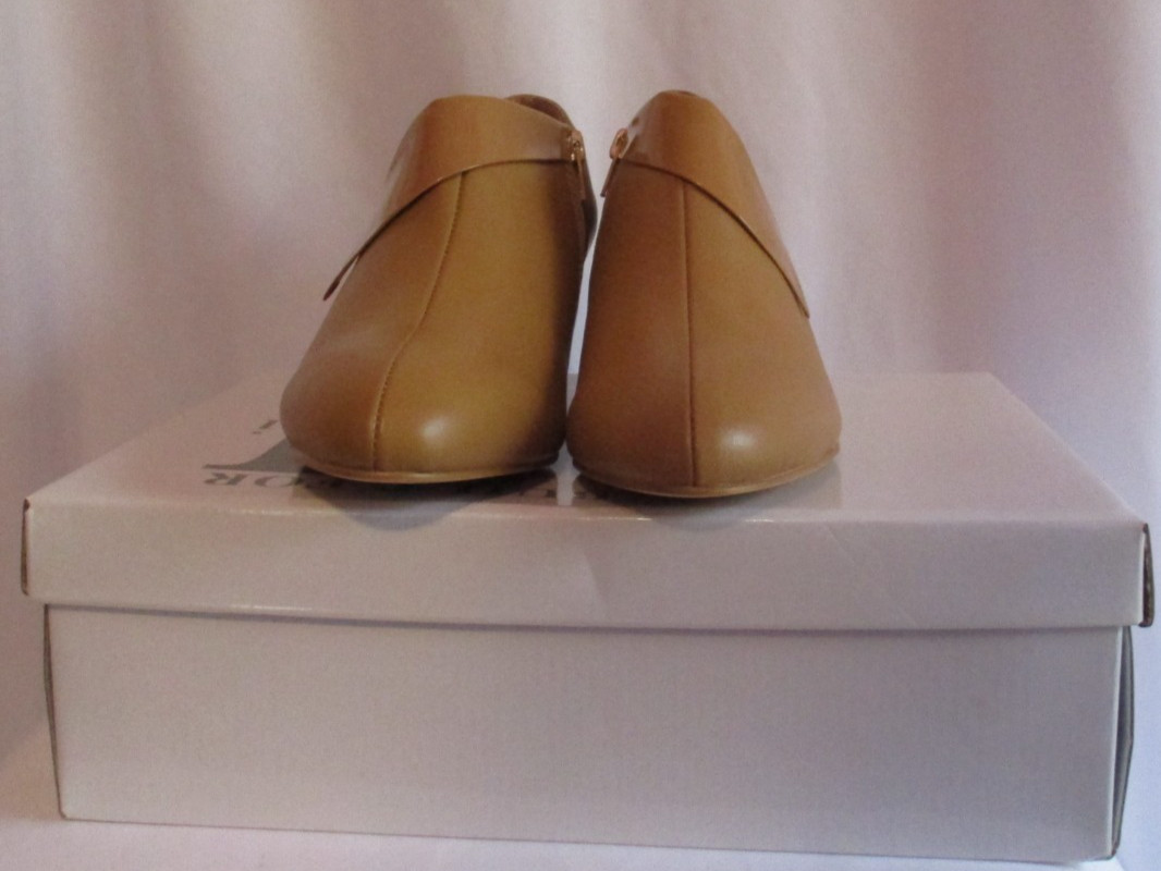 Valenci Comfort Shoes Womens Size 10 Medium Honey Low Heel Dress Slip On Classic