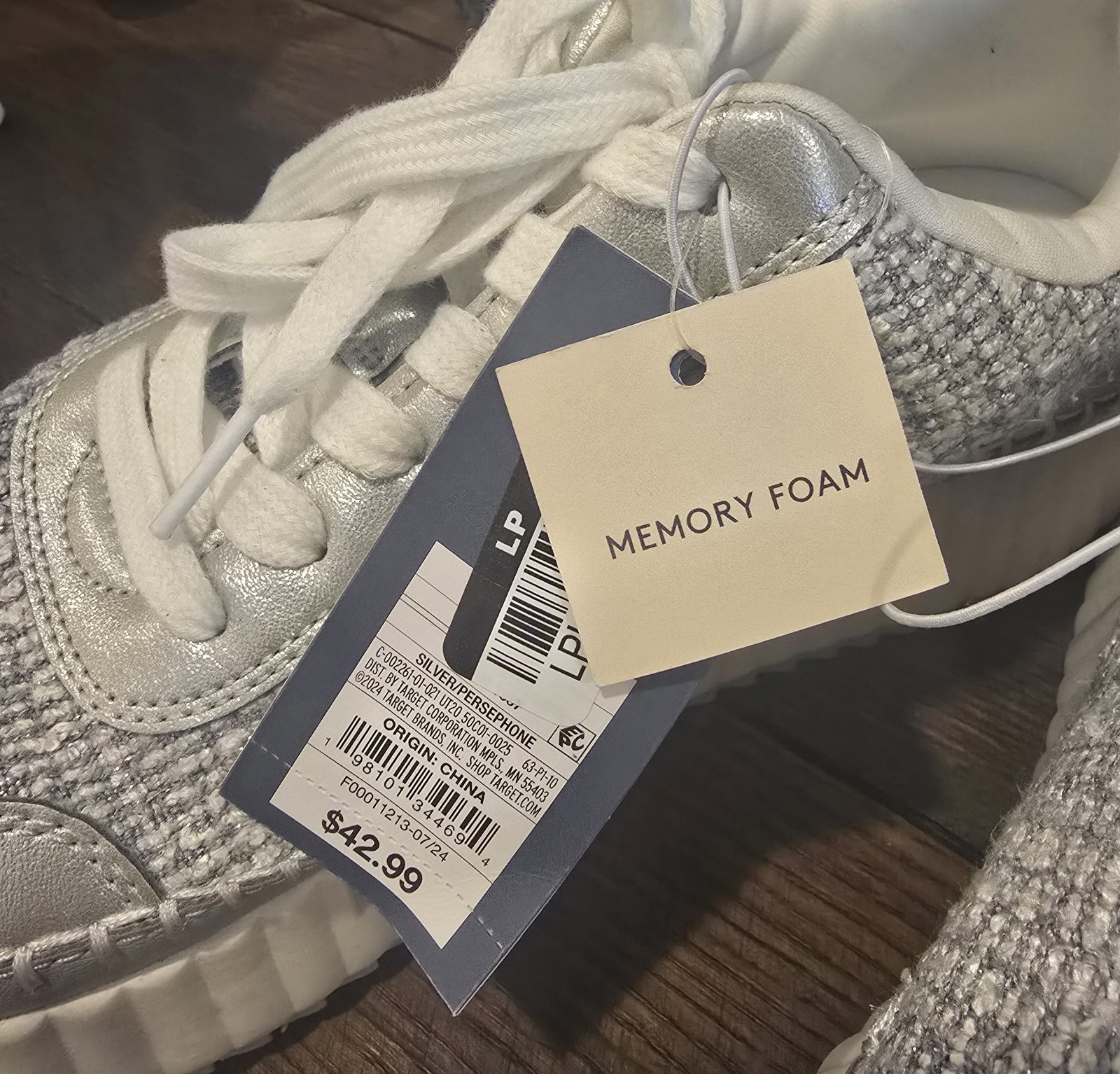 Universal Thread Women’s Silver Persephone Sneakers Memory Foam Sz 11 New w Tags
