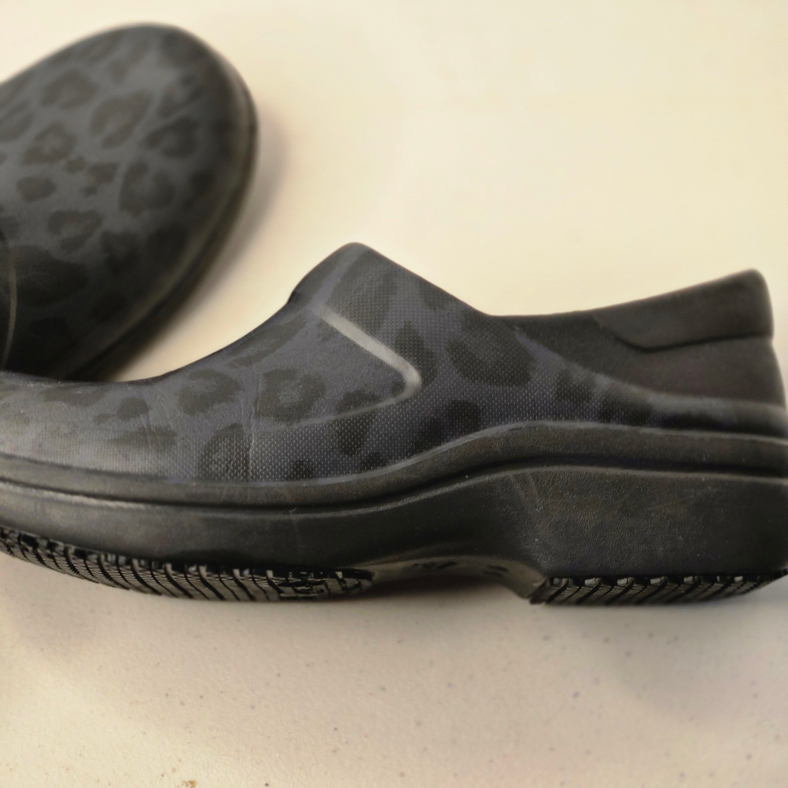 Crocs Neria Pro II Work Clogs Womens 9 Black Leopard Slip Resistant Nursing Shoe