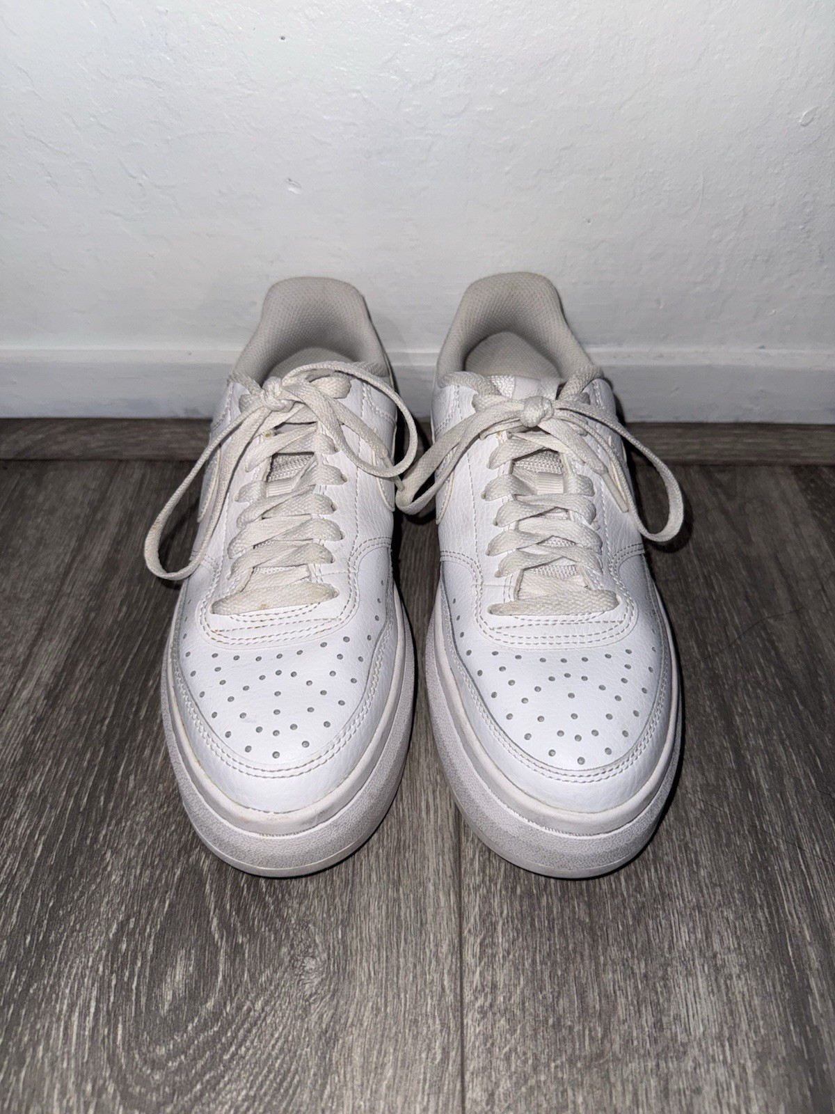 Nike Women’s Low Top Lace-Up Athletic Sneakers Solid White Rubber Outsole 7