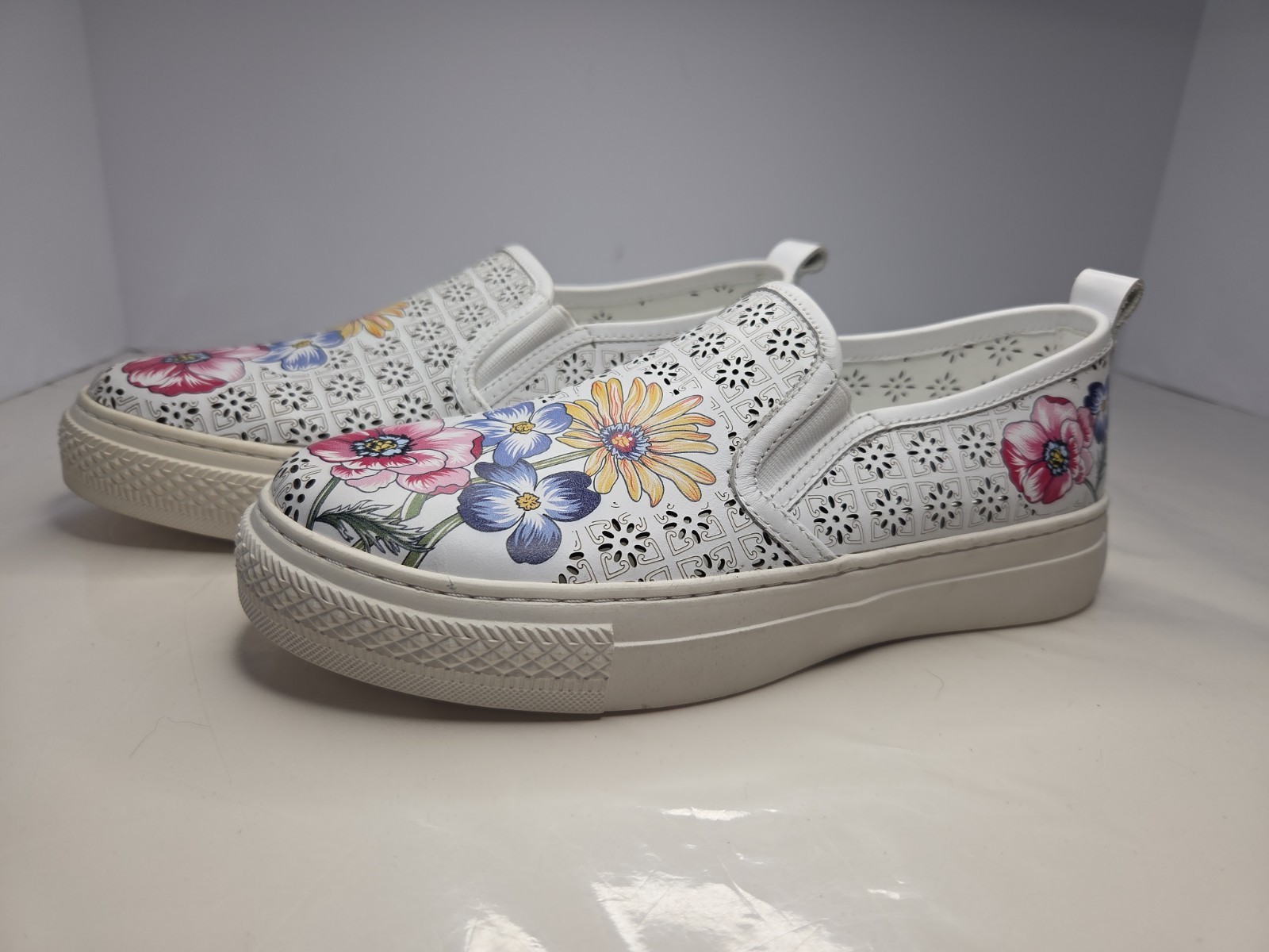 Spring Step L’Artiste Reallove White Leather sneaker Laser Cut Floral Sz 7 NWOB