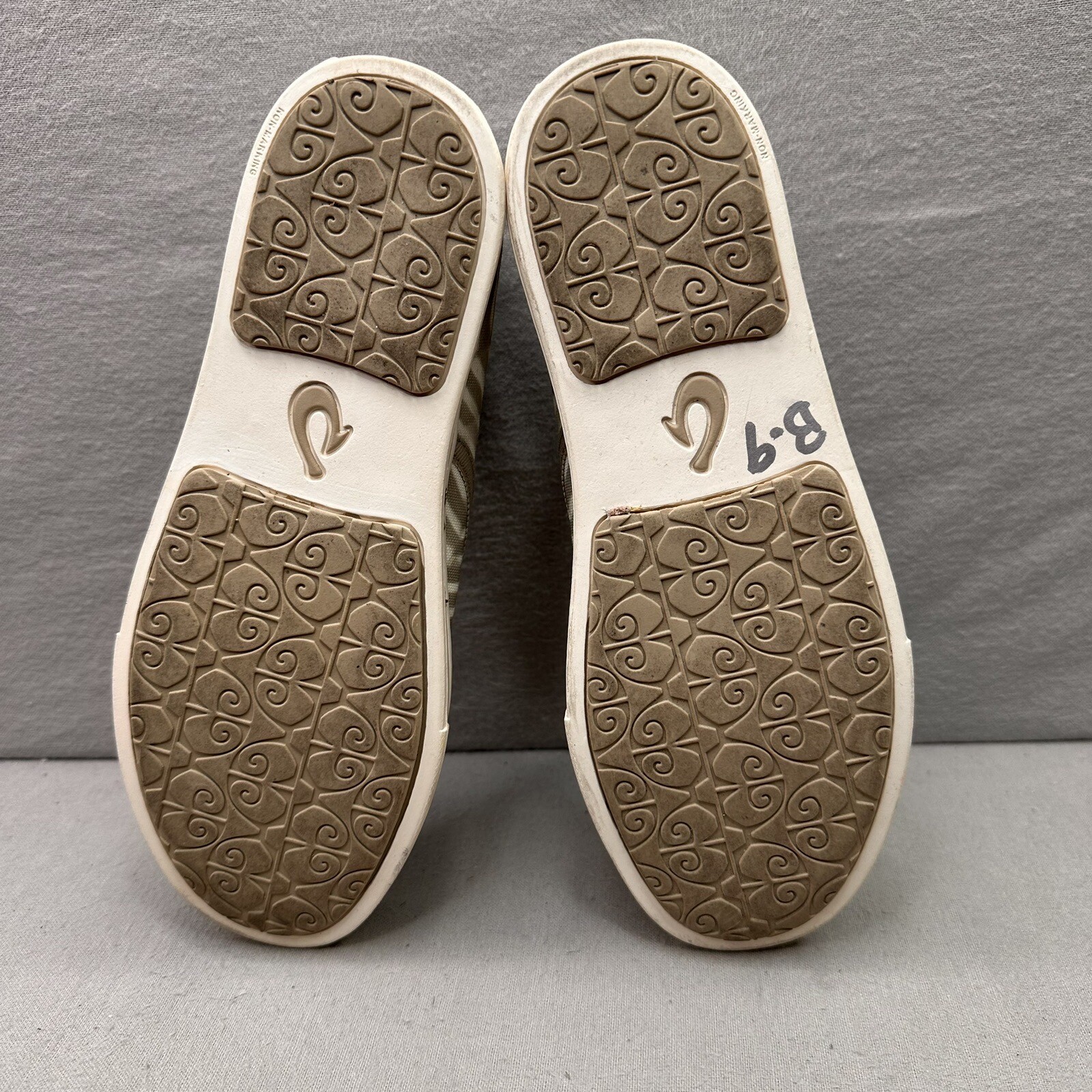 OluKai Pehuea Pai Womens Size 7 Shoes Gray/Off White Canvas Slip On Sneakers