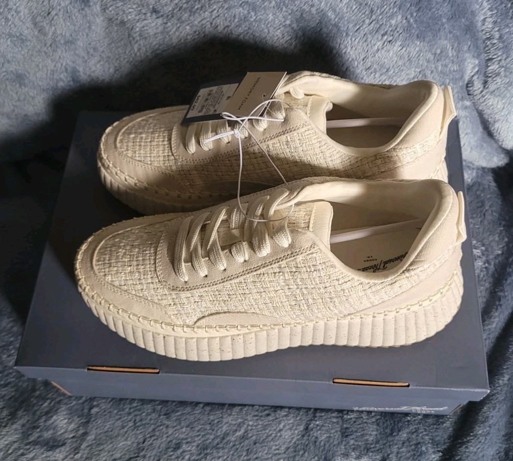 Universal Thread womens Persephone Sneakers Shoe size 8.5