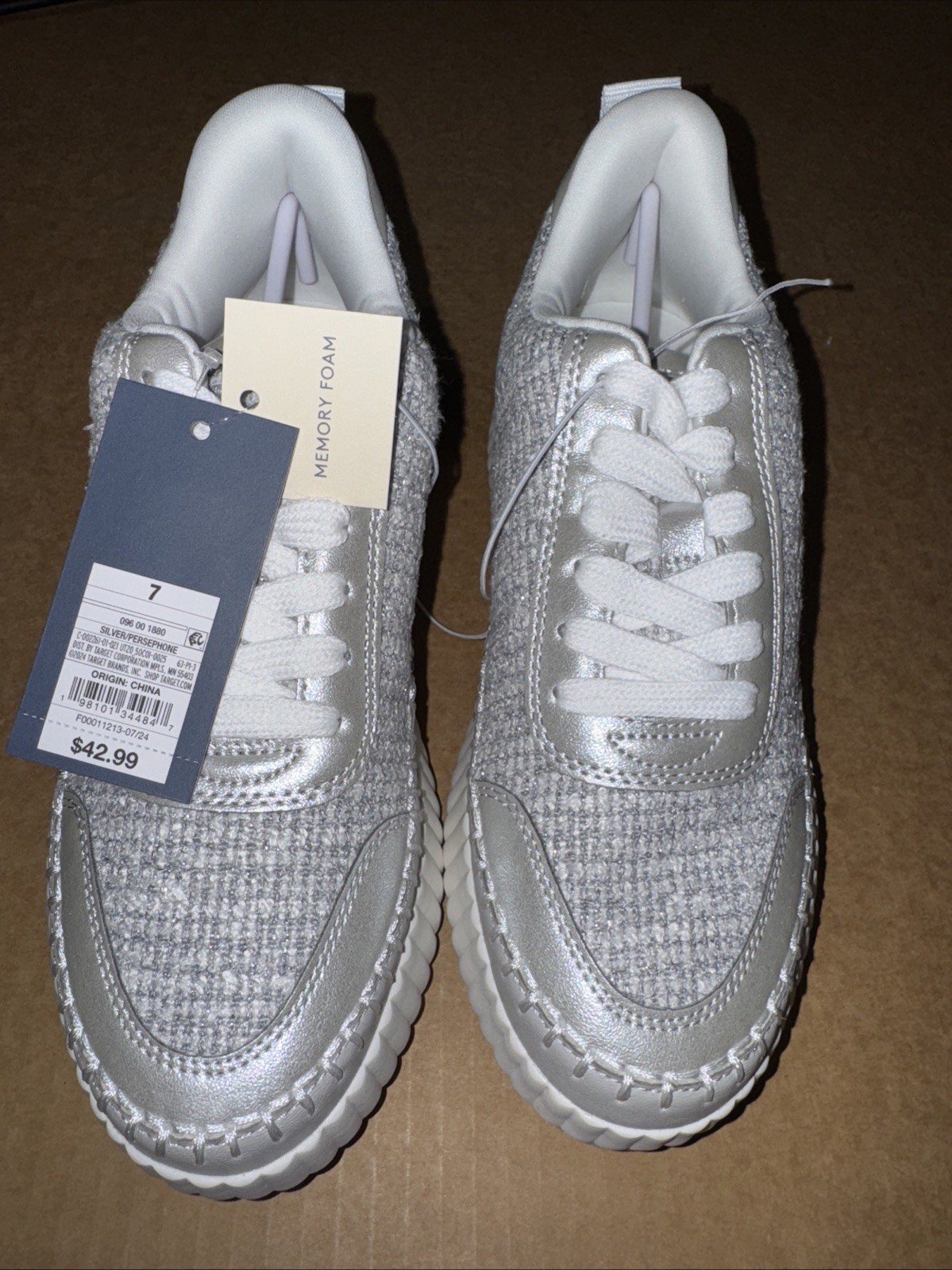 Universal Thread Women’s Sneakers Memory Foam Insole Woven Lace-Up