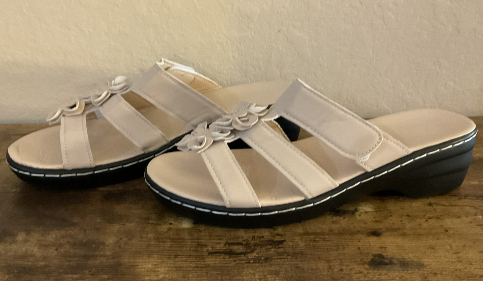 Women’s Beige Open Toe Low Heel Sandals Flowers Casual Slip-On Size 8.5
