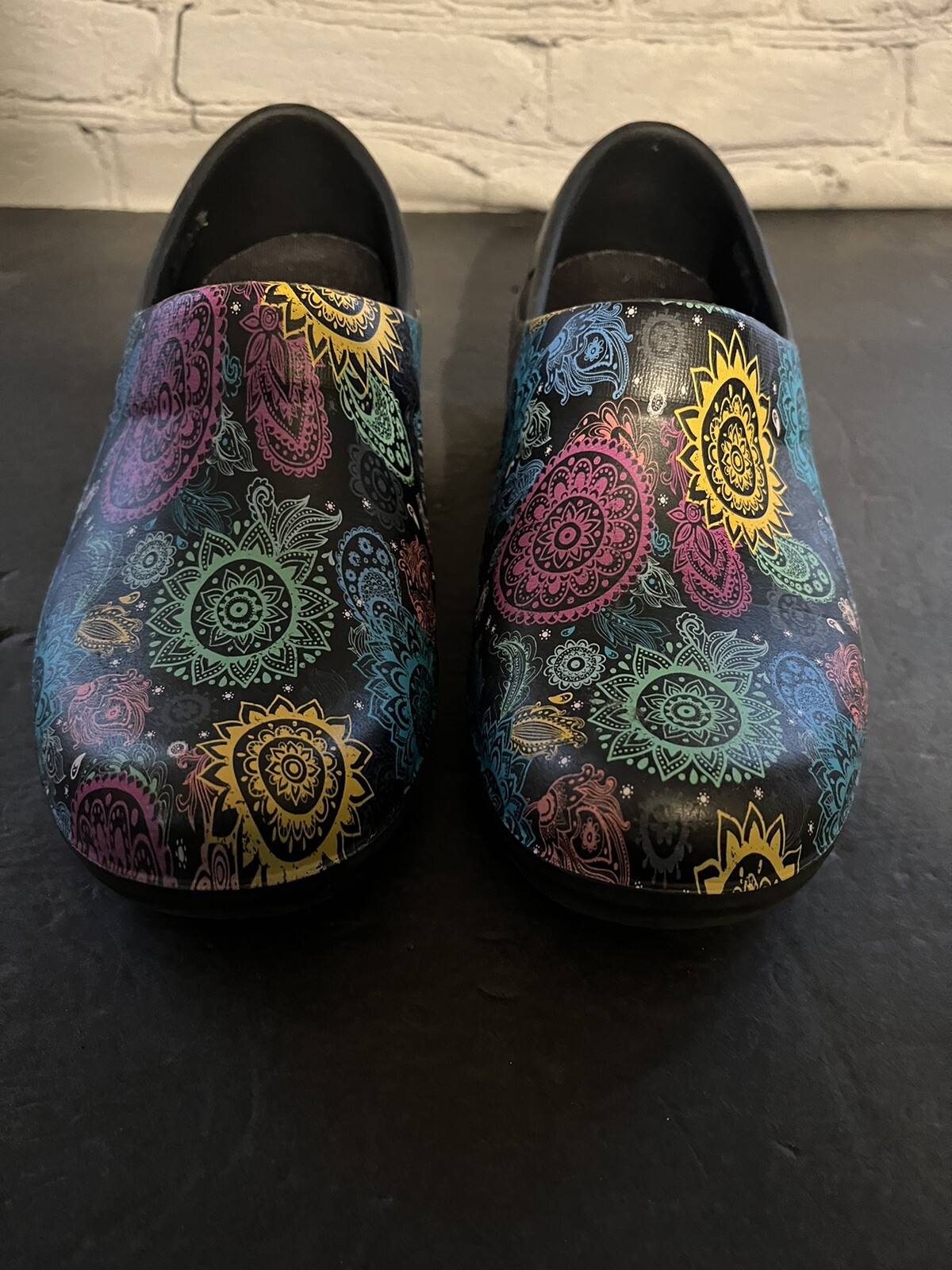 Crocs Graphic Print Multi Color Clogs Women’s Sz 5