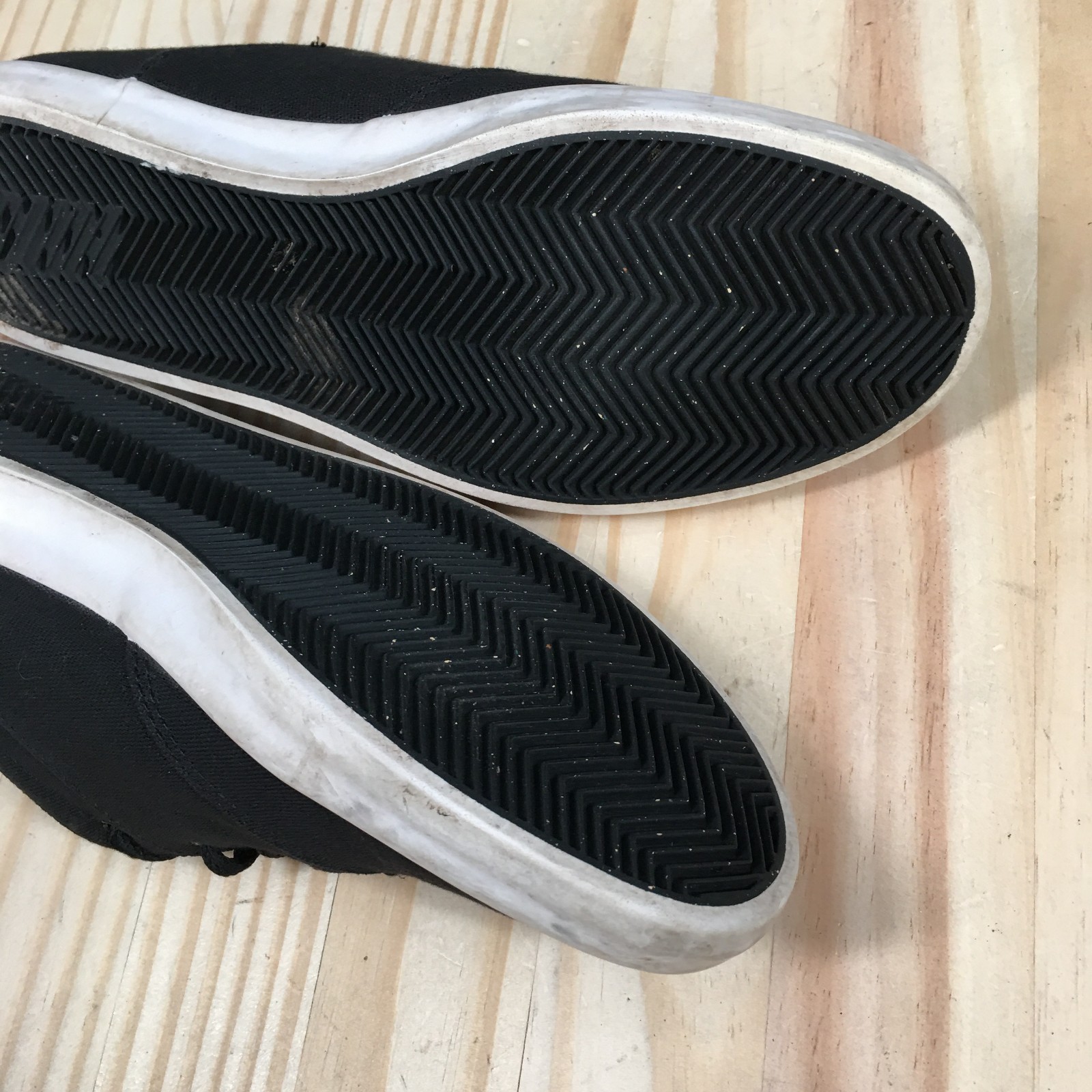 Nike Mini Sneaker Womens 7 Black White Low Lace Up Canvas Casual 724747-010