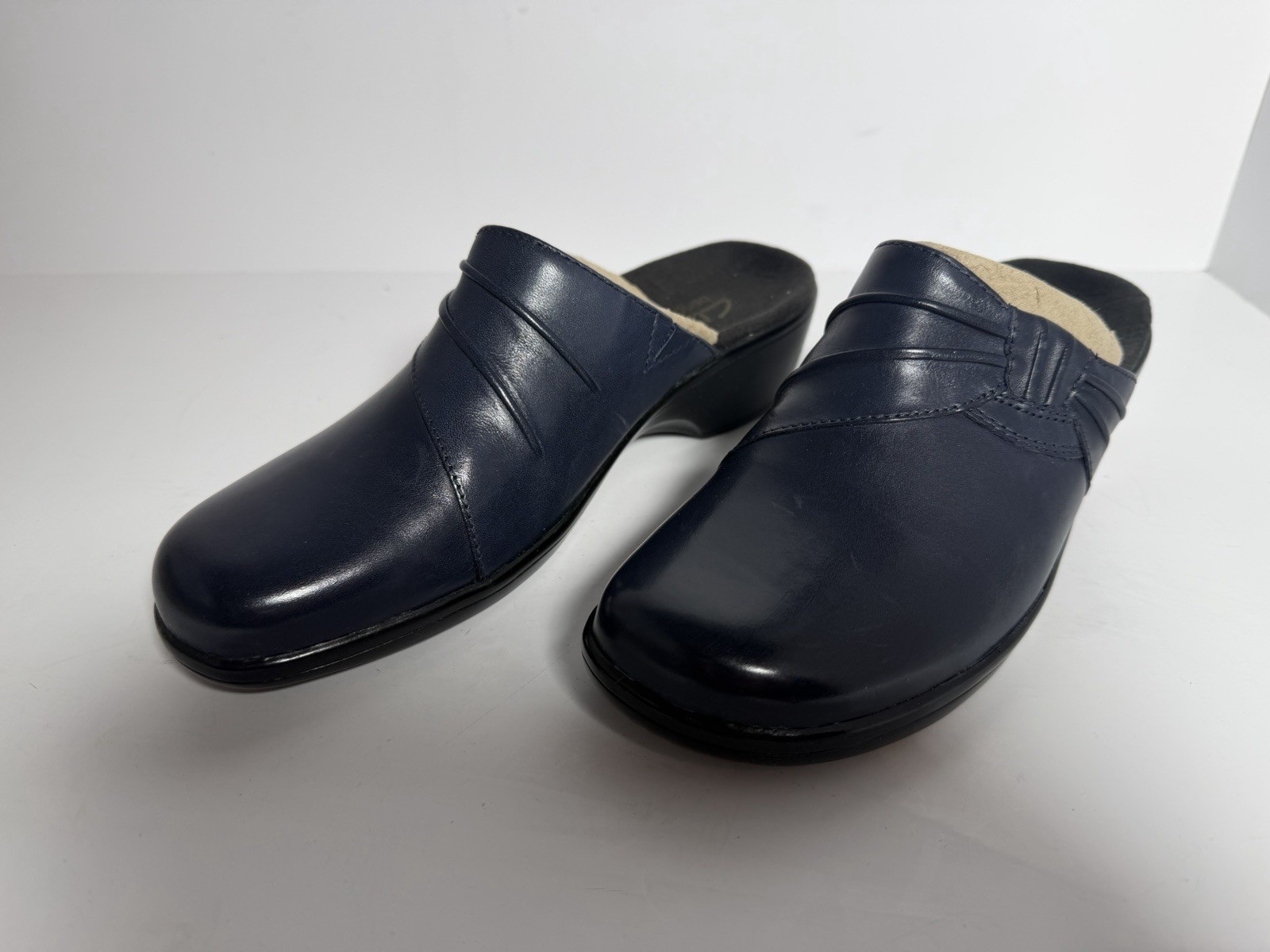 Clarks Bendables “May Earth” Navy Leather Slip On Clogs Mules Women’s Size 6