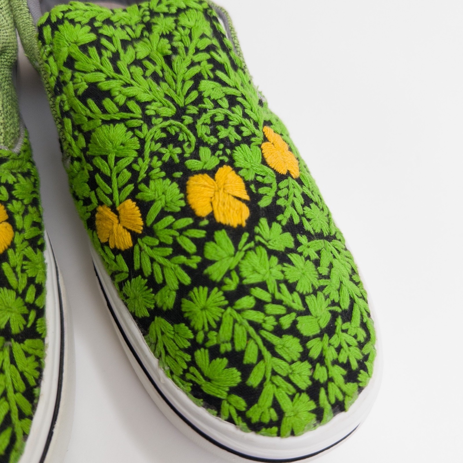 Zipak-Na Mexico Handmade Embroidered Women’s Slip On Shoes Green Floral Size 7