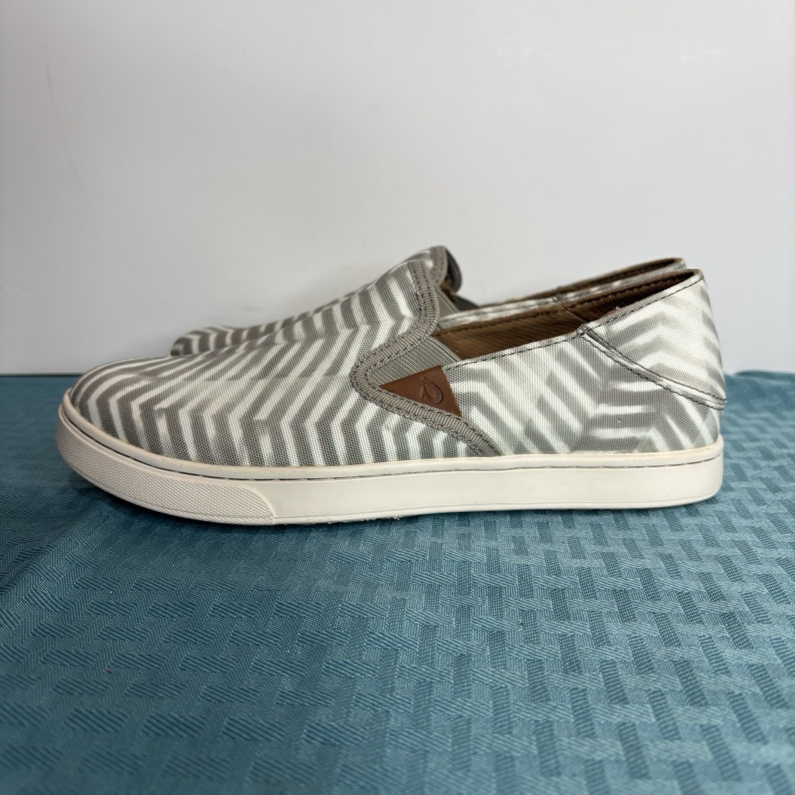 OluKai Pehuea Pai Womens Size 7.5 Shoes Gray/Off White Canvas Slip On Sneakers