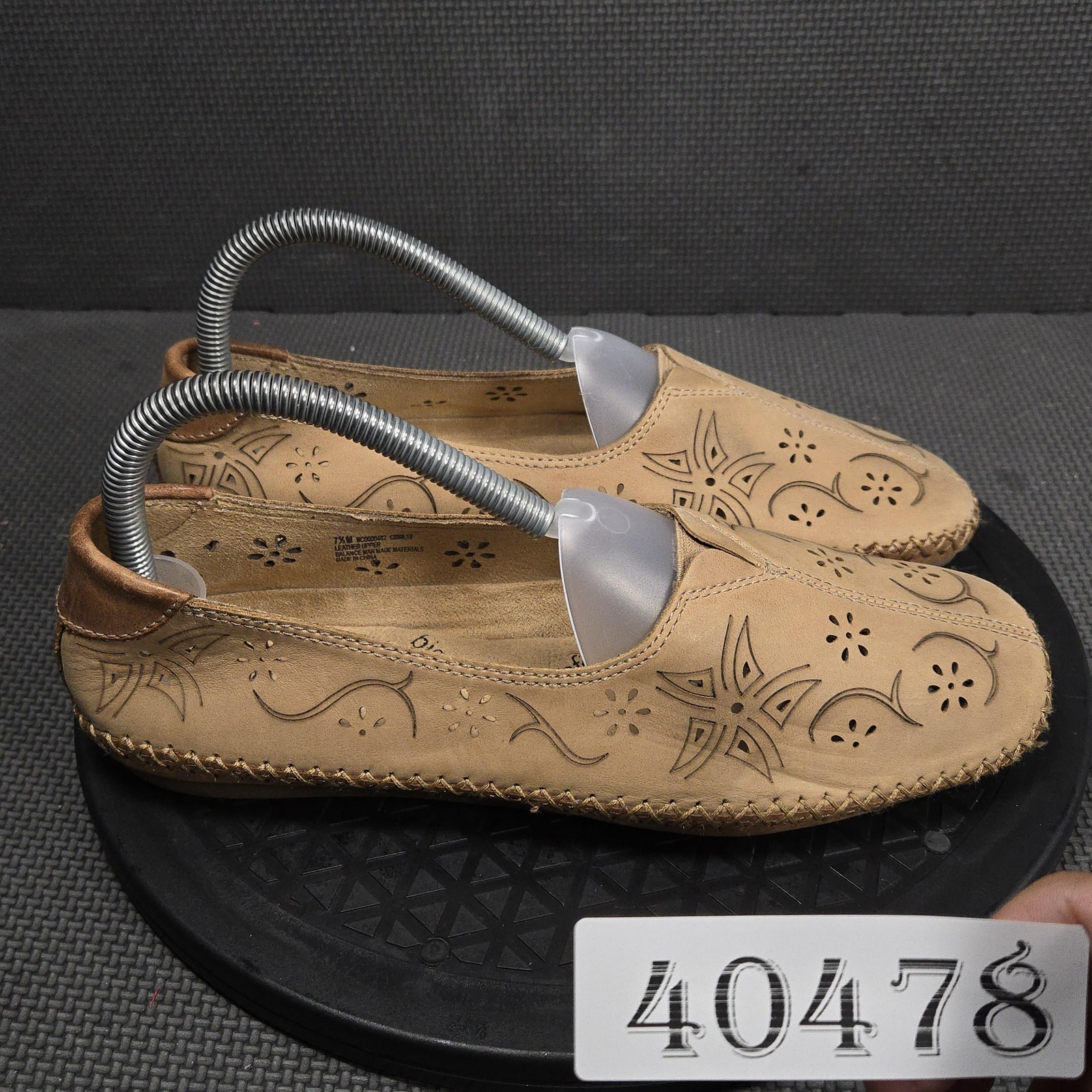 B.øc Shoes Womens Size 7.5 Beige Leather Slip On Moccasin Comfort BOC80402N2
