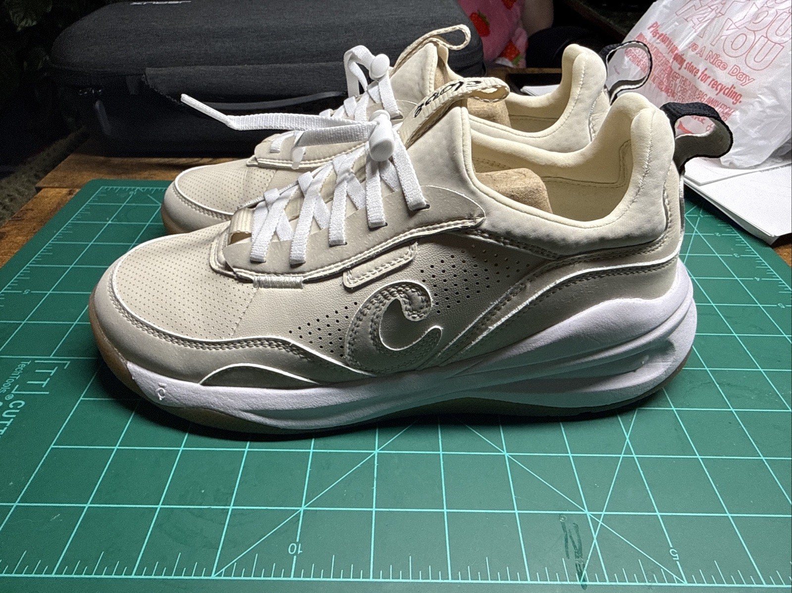 Clove Shoes Womens Size 7.5 White Comfort Non Slip Sneakers Nursing Workwear