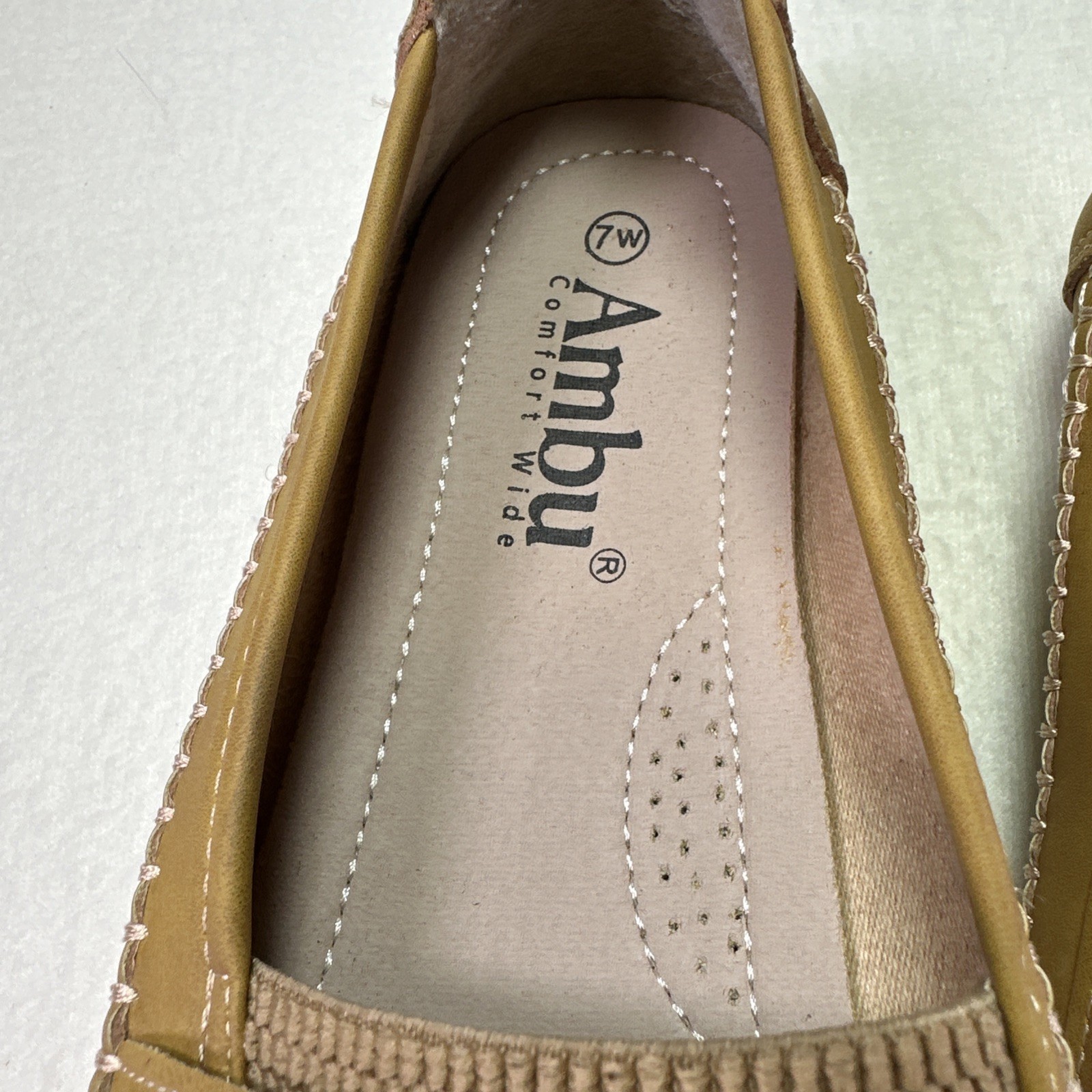 Moccasin Ambu Comfort Womens Size 7 Shoes Flat Slip On Loafers Beige Tan Nwob