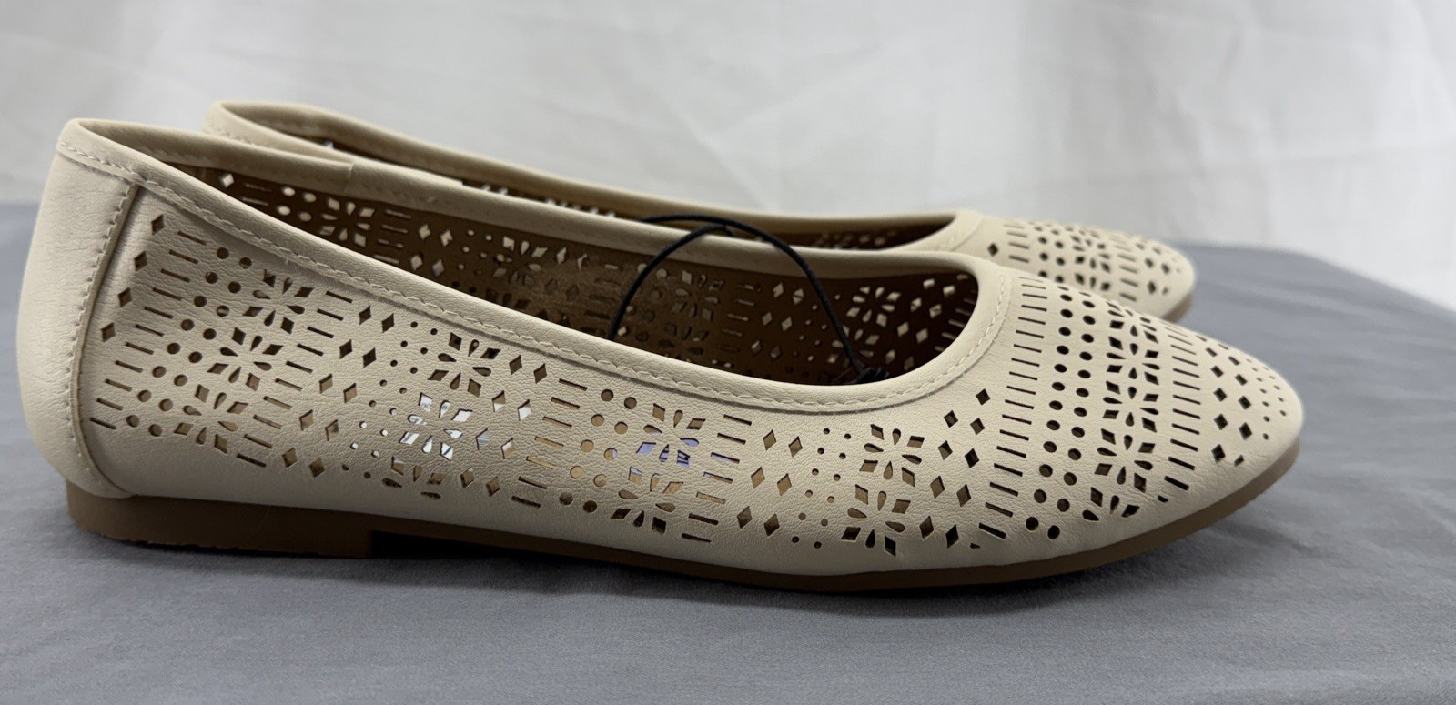 White Mountain Stefany Perforated Ballet Flats Womens 8.5W Wide Beige Comfort