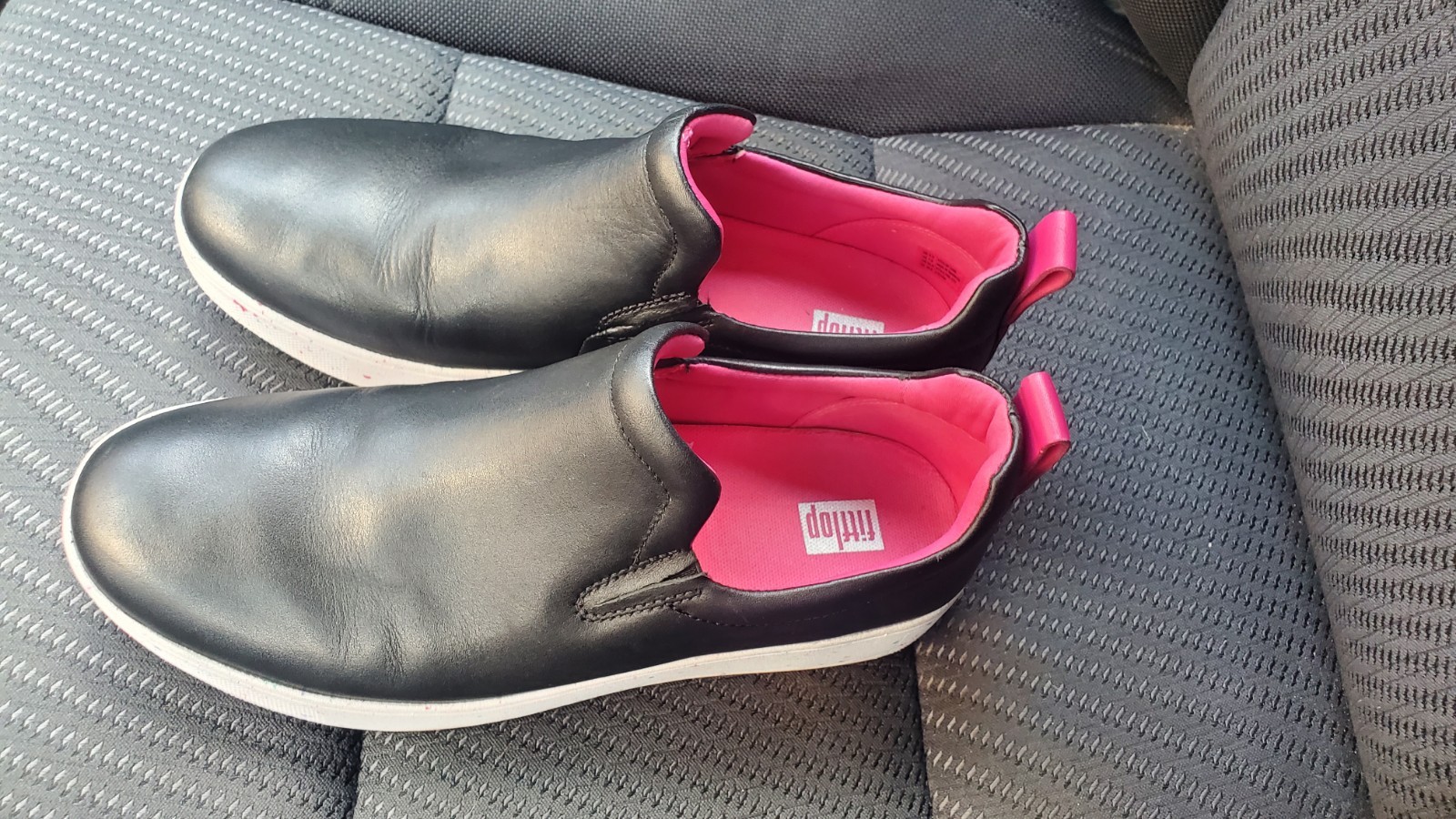 FITFLOP BLACK & PINK RALLY LEATHER COLOR SPECKLE SOLE SLIP ON SNEAKERS 7.5 EUC