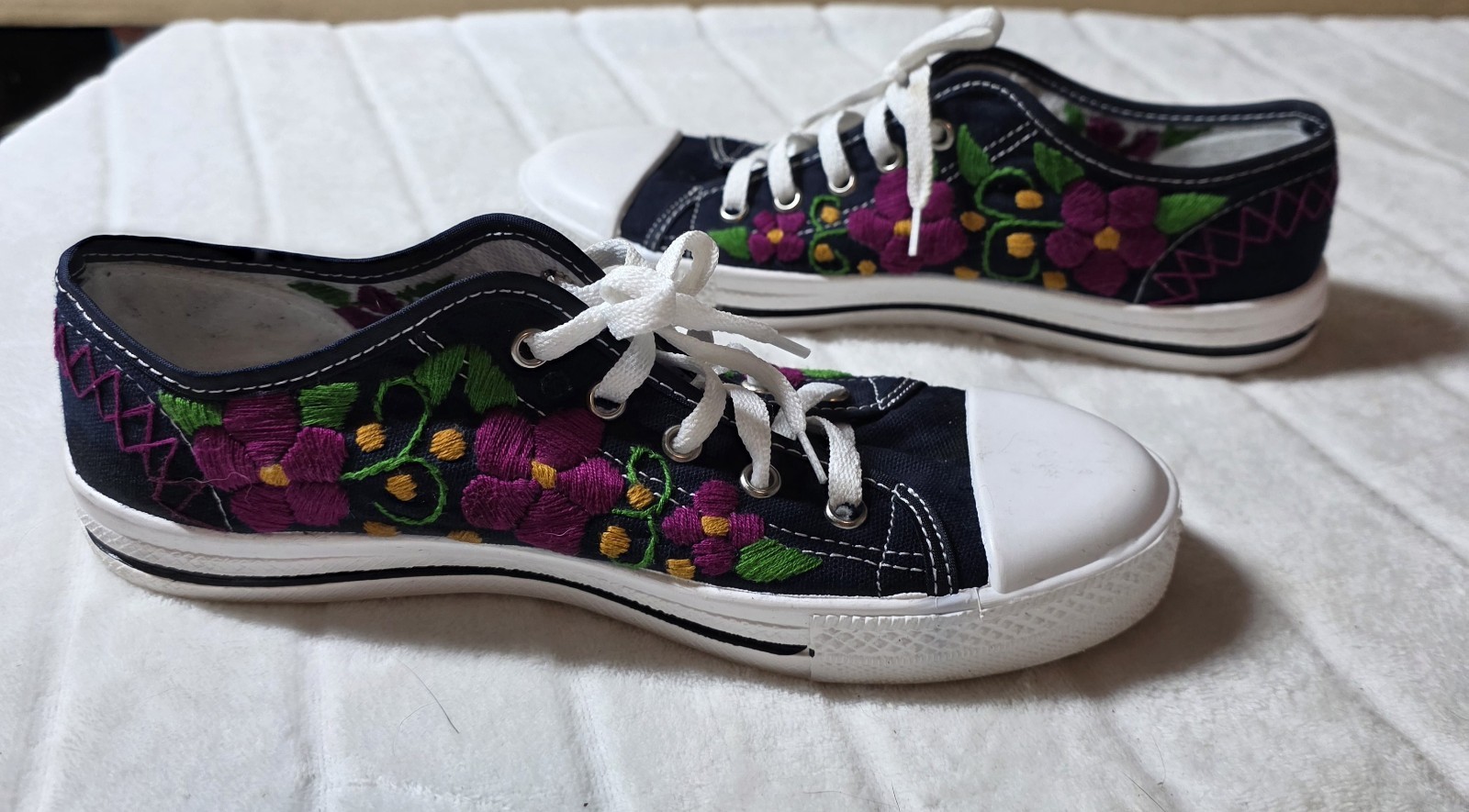Mexican Artisanal Tennis Shoes Sz 7.5/8 Embroidered Flowers Cottage Core Boho