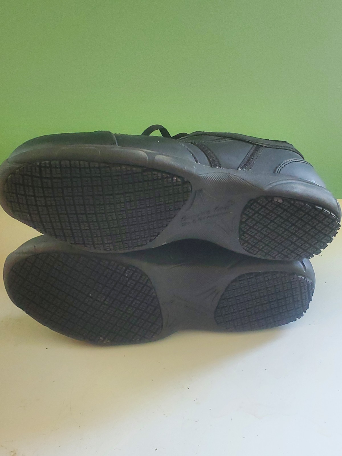 NEW Genuine Grip 210 Women’s Slip Resistant Work Shoes Black Size 6W Wide –…