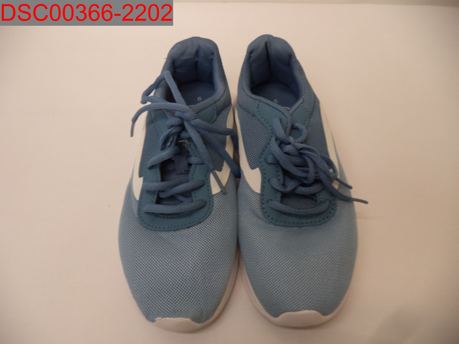 Pre-Owned- Athletic Works Women’s Blue & White Mesh Trainer, Size 6 605388374219