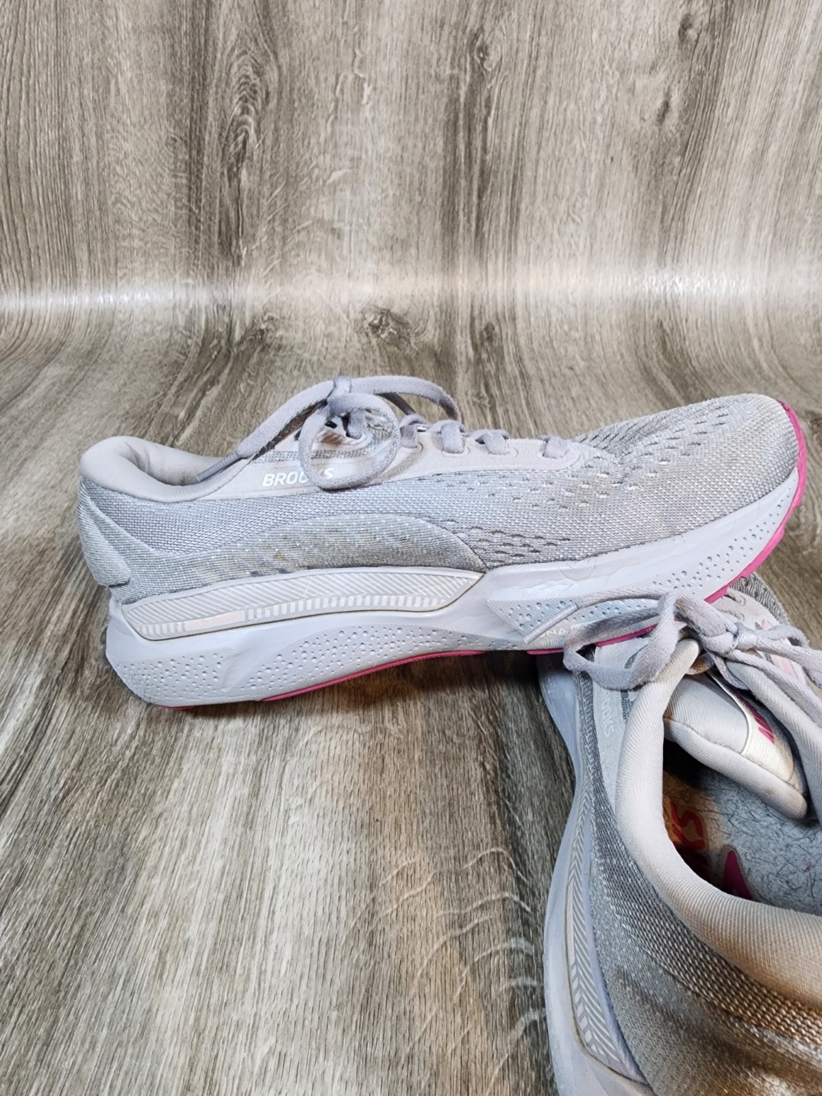 Brooks Adrenaline GTS 24 Women Shoes Sz 9 B Alloy White Lace-Up Low Top Sneakers