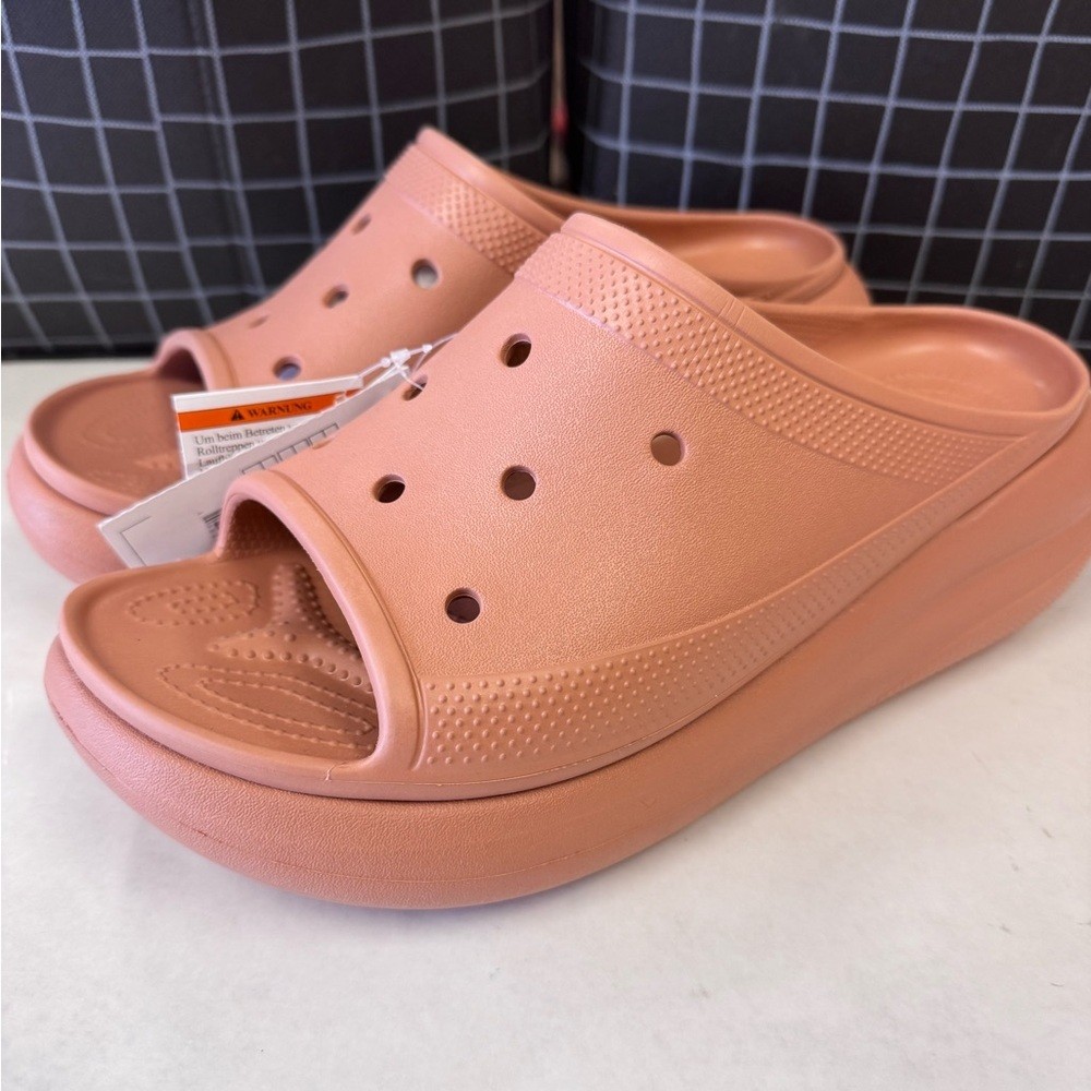 NWT Crocs mens 12/Women’s 13 crush Peach platform Slides