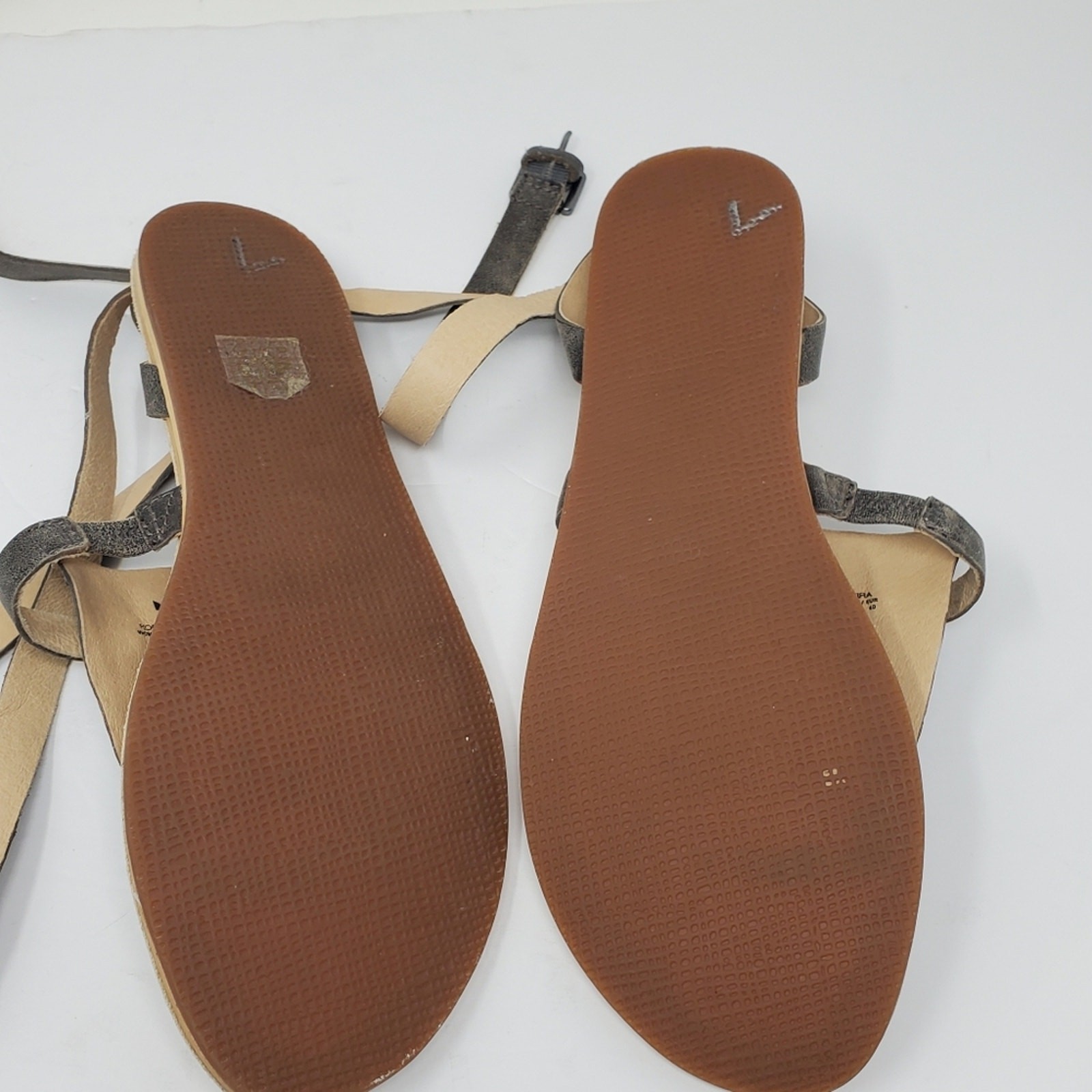 Koolaburra By UGG Acacia Leather studded ankle wrap strap sandal Great conditio