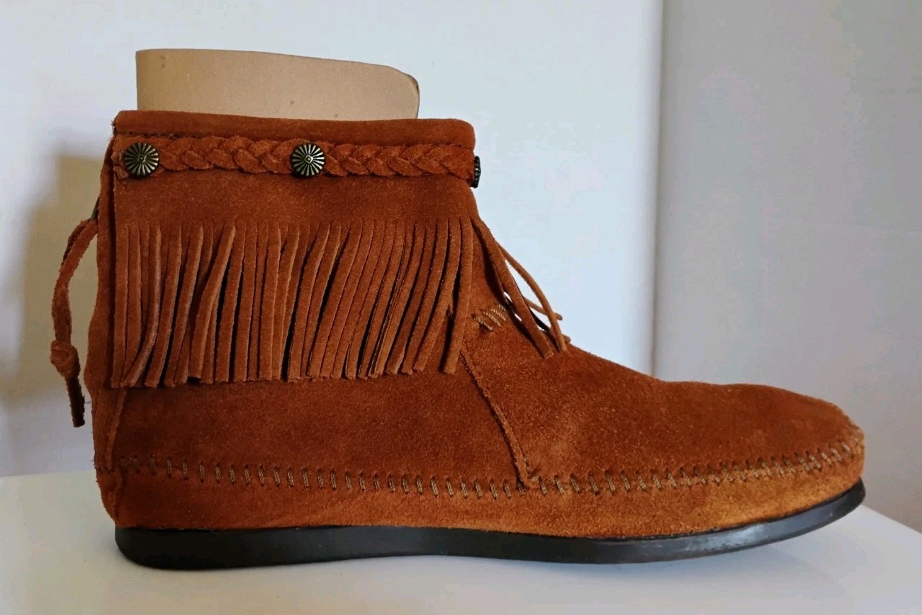 NWOB “Minnetonka” Brown Suede High Top Back Zipper Moccasin Boots US-11