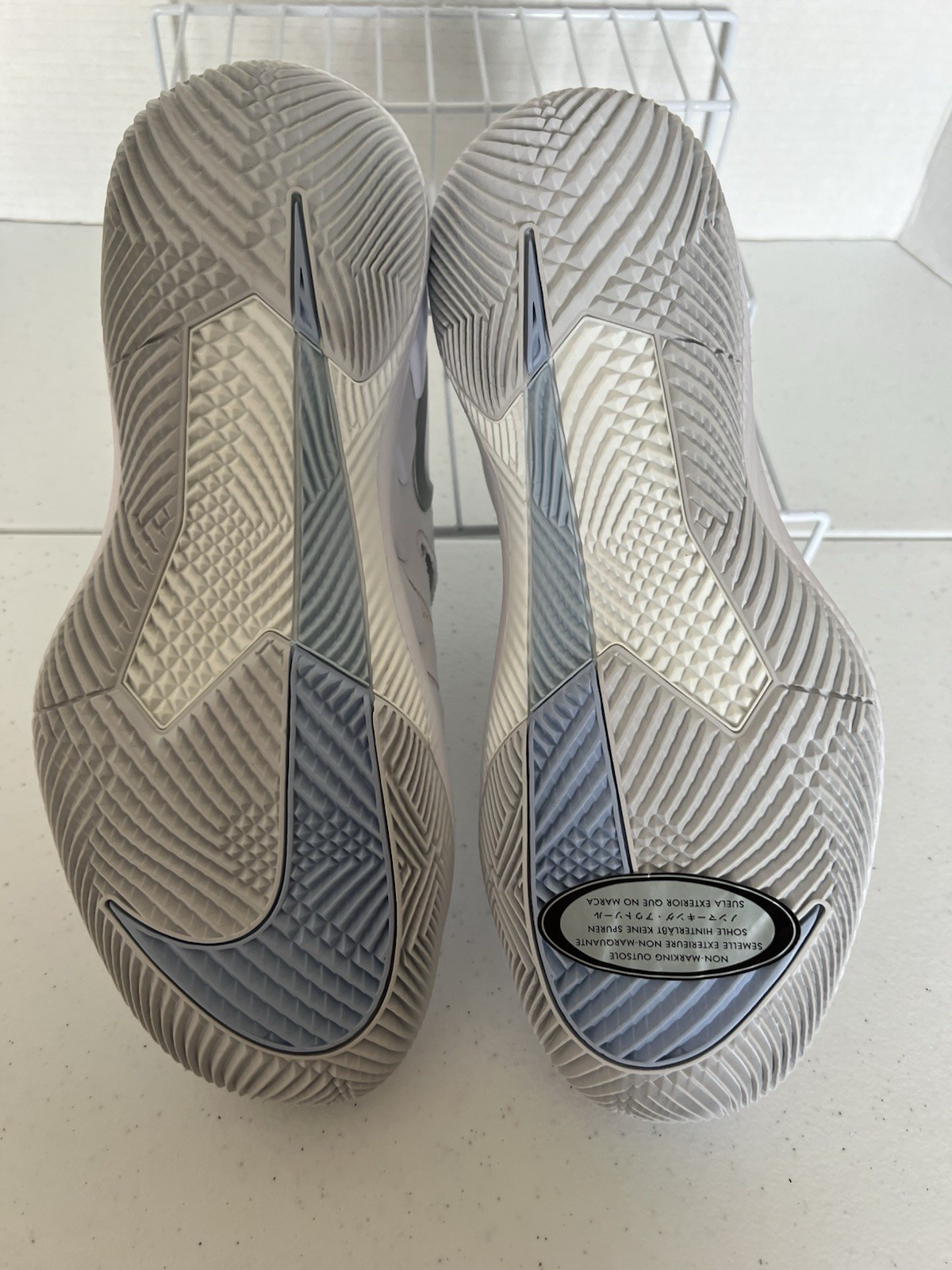 Nike Court Air Zoom Vapor X HC Womens Shoes White Silver AA8027-105 Size 9.5 NEW