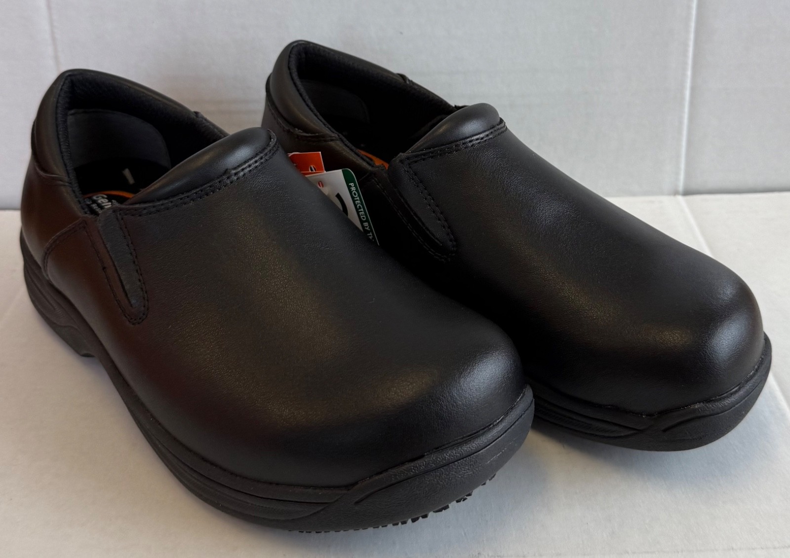 Womens Genuine Grip (#470) Slip-Resistant Black Shoes – Size 6