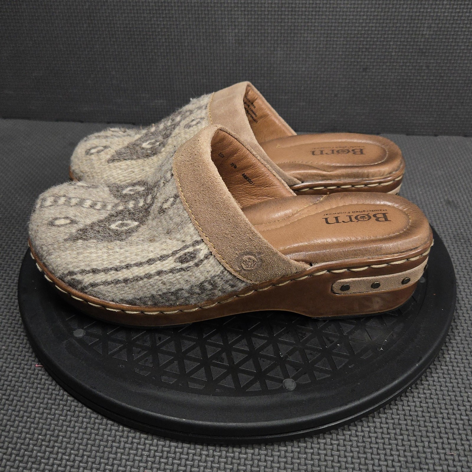 Born BR001017 Clog Shoes Womens Size 7 Beige Leather Slip On Comfort Casual