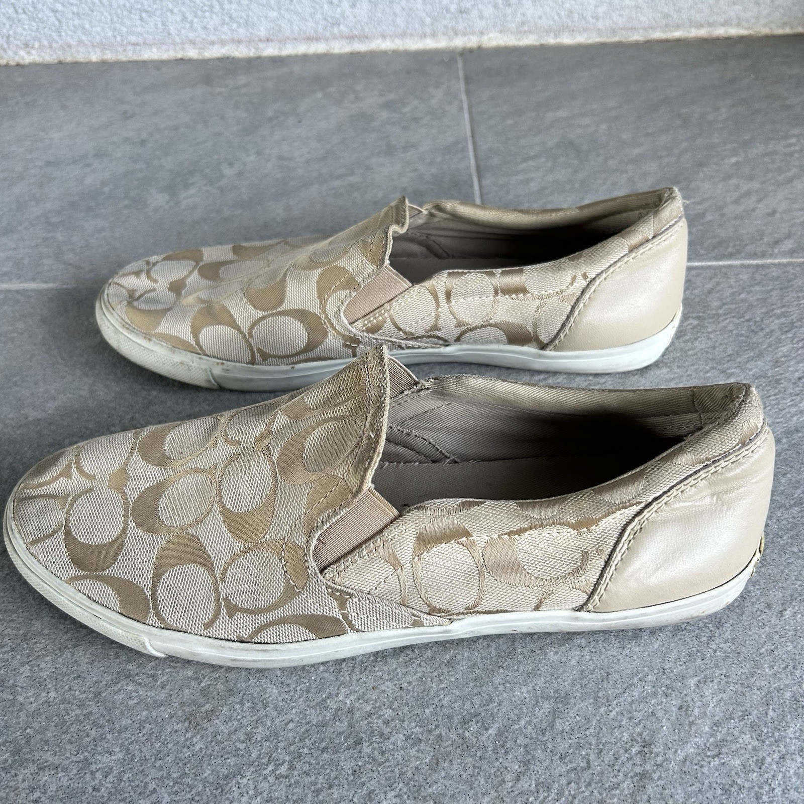 Coach Alegra Light Brown Signature Slip-On Sneaker Size Women’s 8.5US/39EU