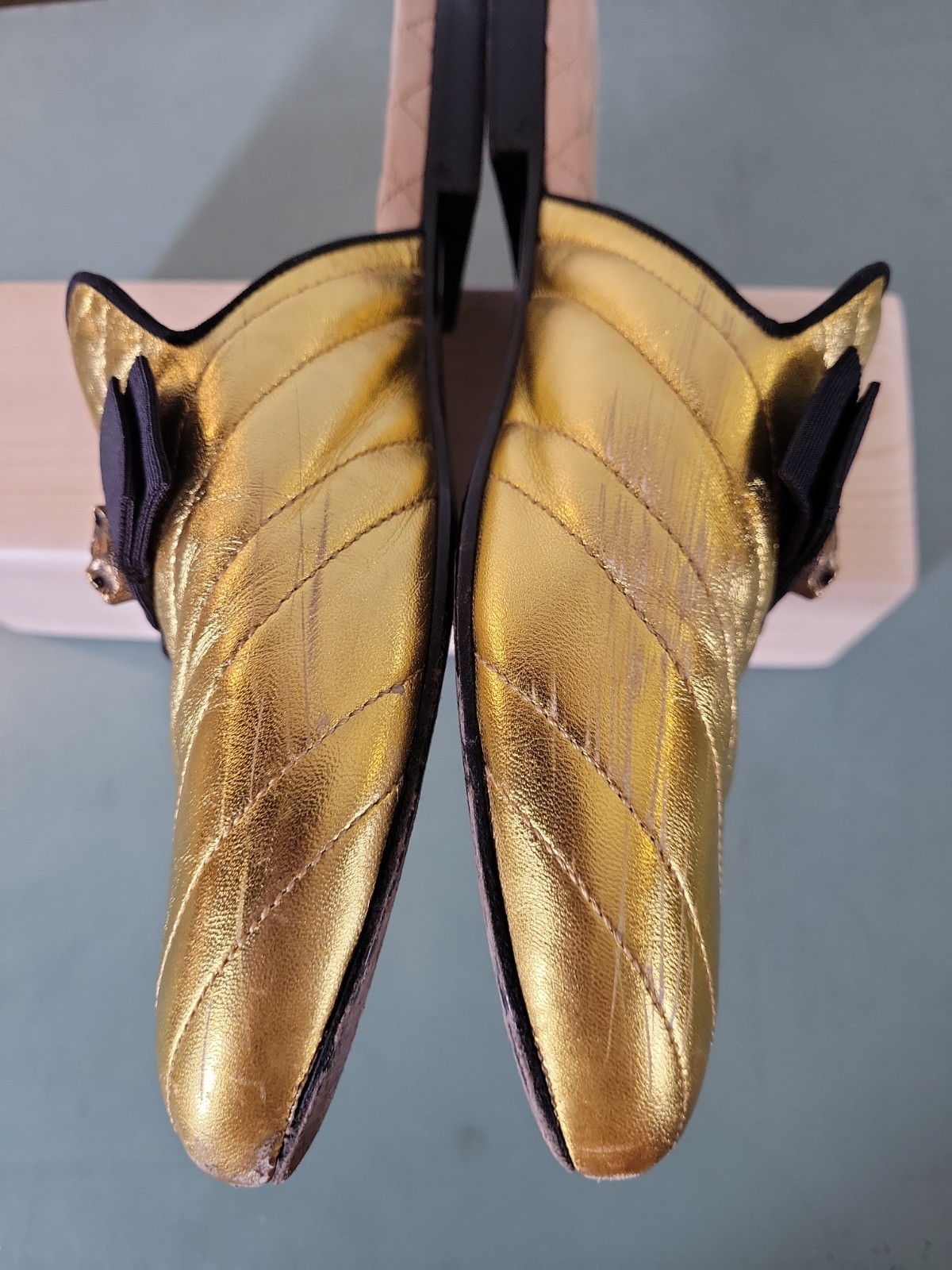 Gucci Gold Quilted Leather Metallic Mules With Tiger Head And Bow Sz EU 39