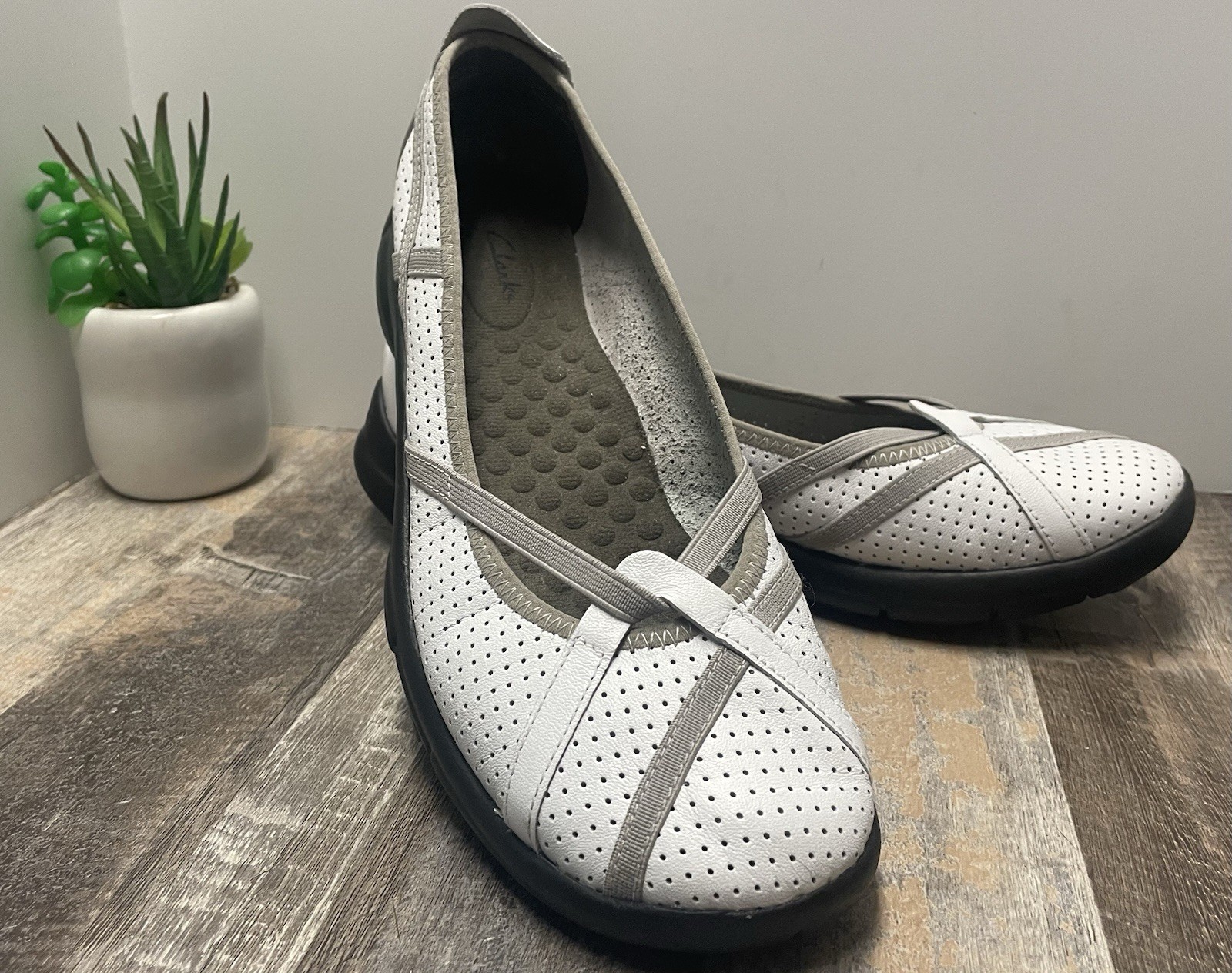 CLARK’S Privo P-Berry Ballet Flats White Leather Beige Accents Women’s Size 8.5