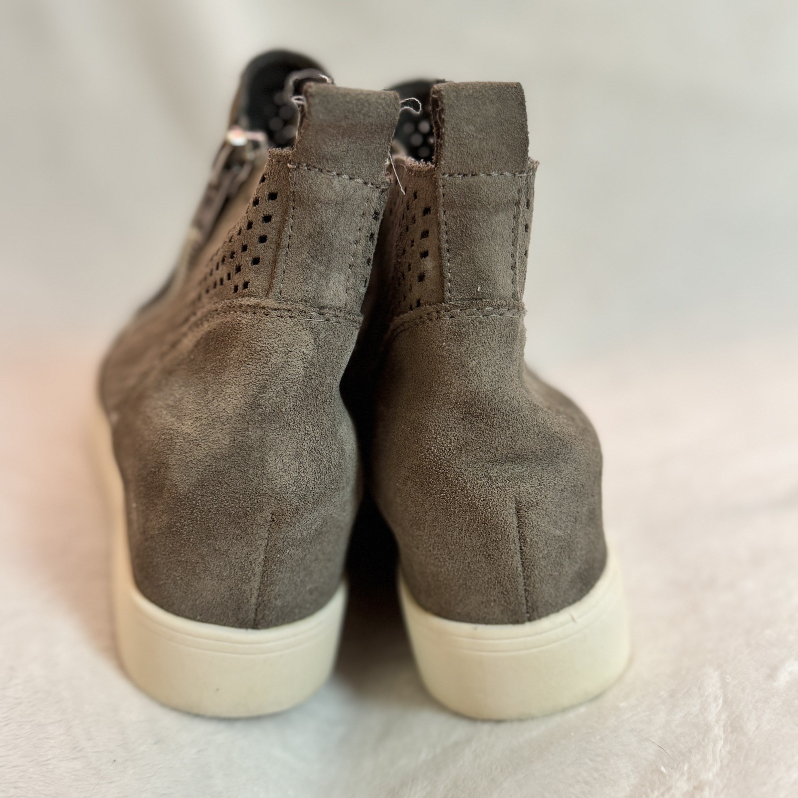 Steve Madden Shoes Womens Size 7M Tan Suede Laser Cut Wedgie Wedge Zip Sneakers