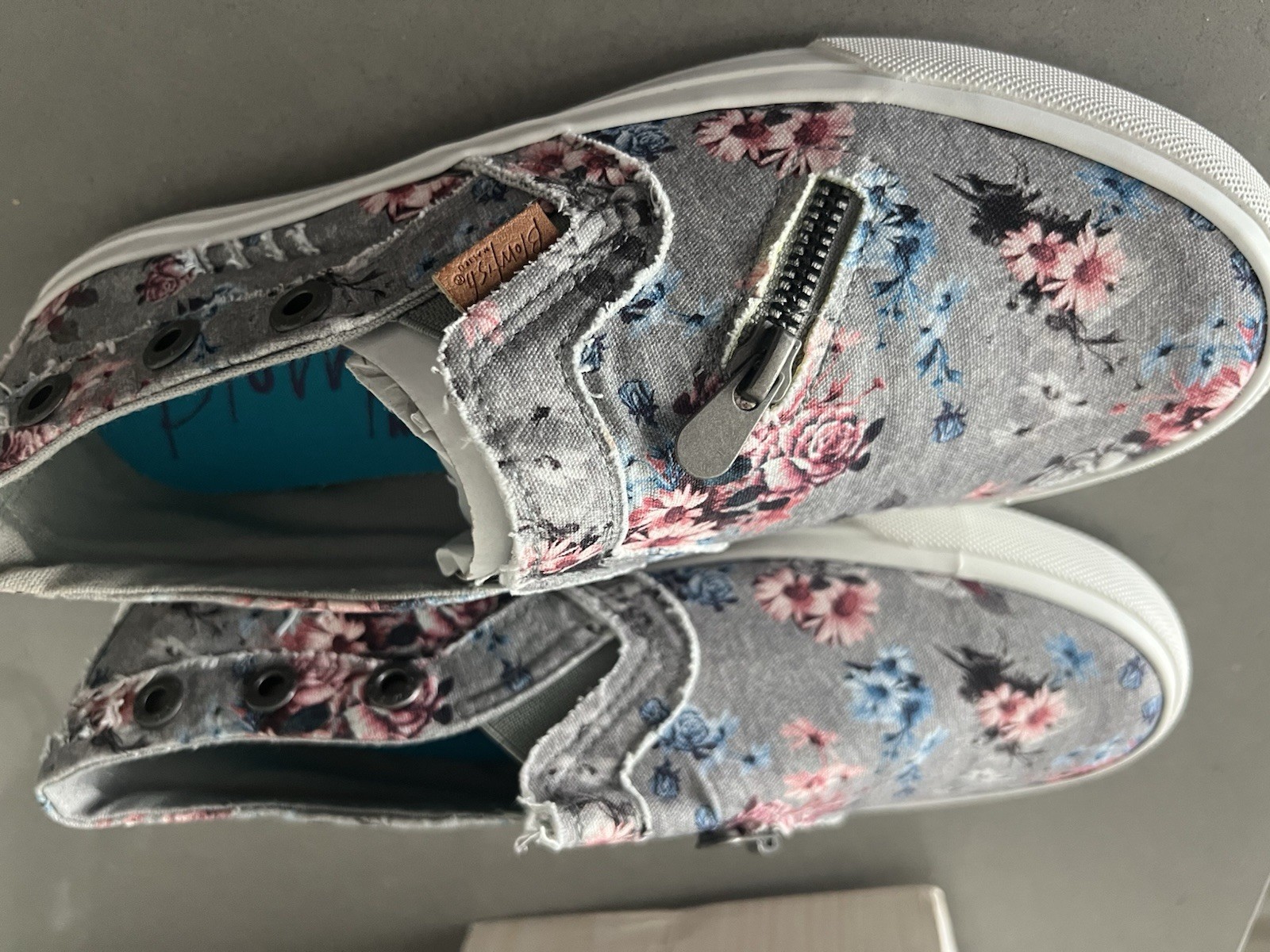Blowfish Malibu Mariachi Grey Floral Print w Zippers Slip-On Sneakers SZ 8.5