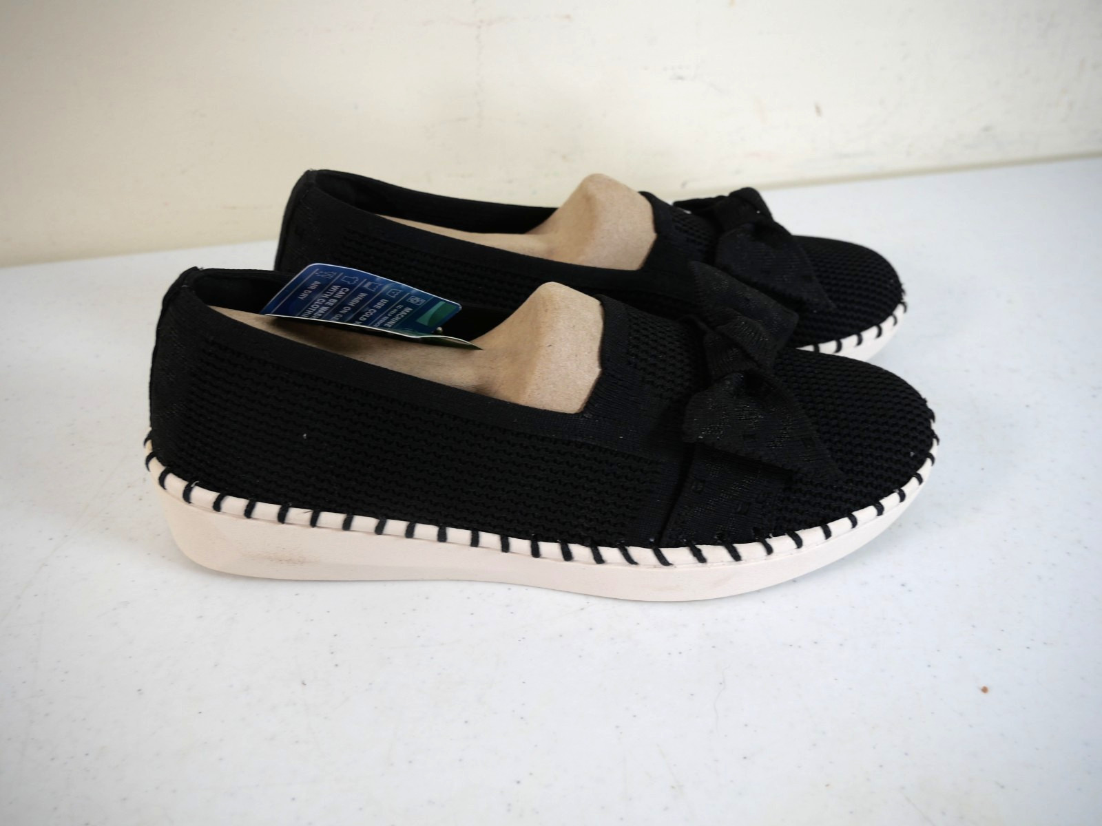 SKECHERS Women’s 6.5 M Black Mesh Air-Cooled Memory Foam Comfort Shoes NEW, Bow