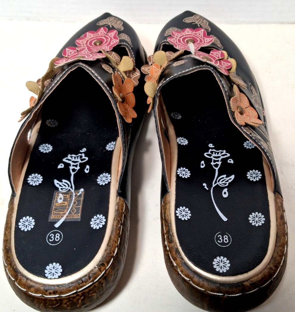 Clog style shoes with floral motif – Vinyl material Size 7.5 B New