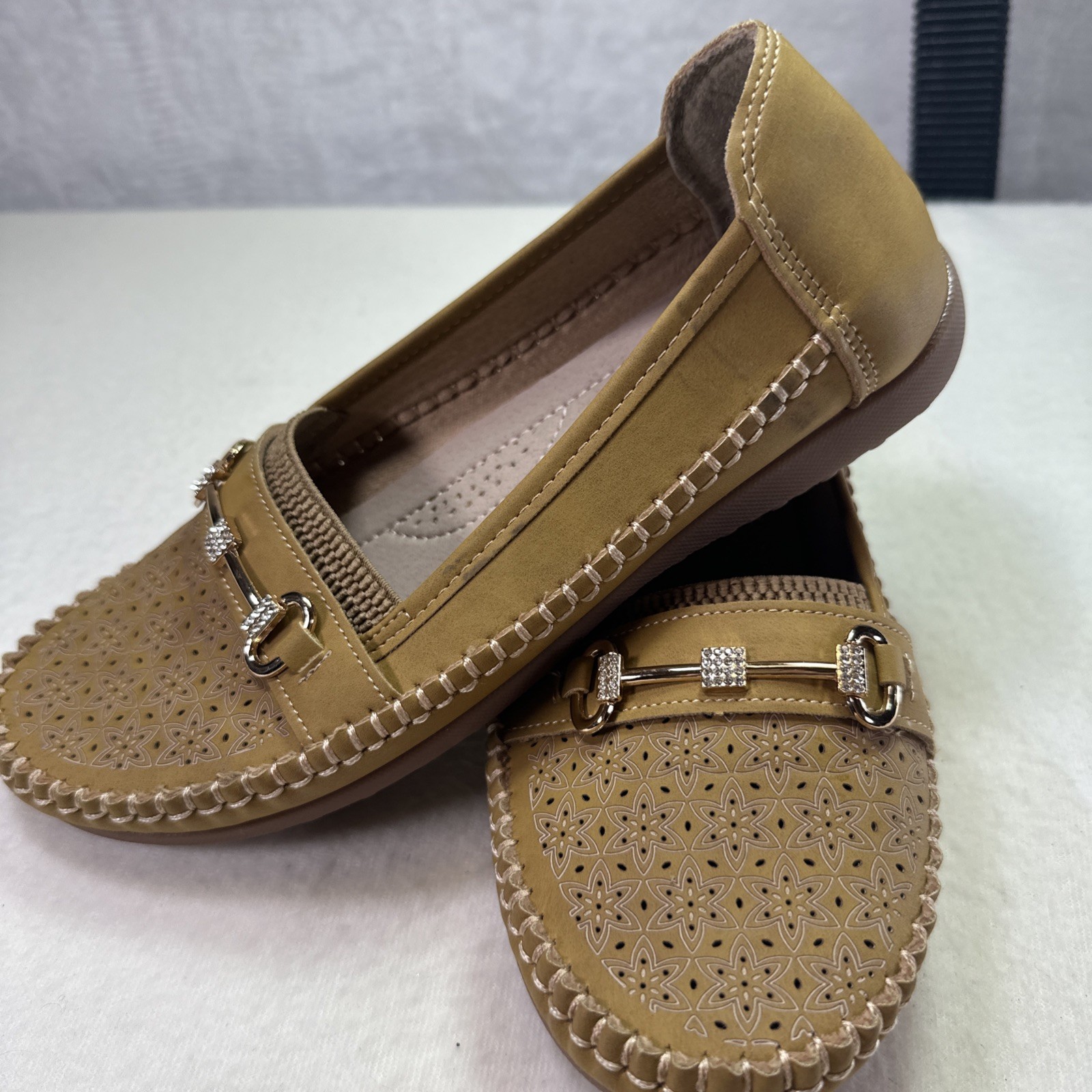 Moccasin Ambu Comfort Womens Size 7 Shoes Flat Slip On Loafers Beige Tan Nwob
