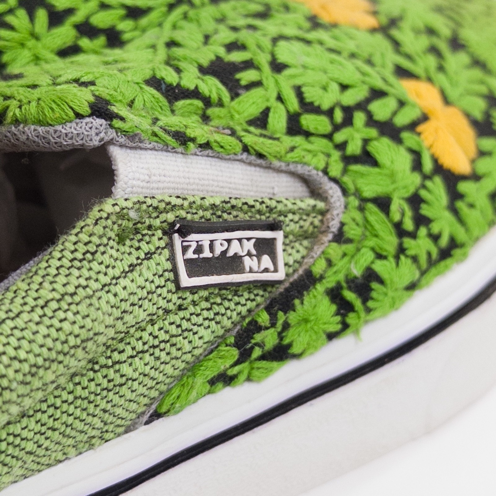Zipak-Na Mexico Handmade Embroidered Women’s Slip On Shoes Green Floral Size 7