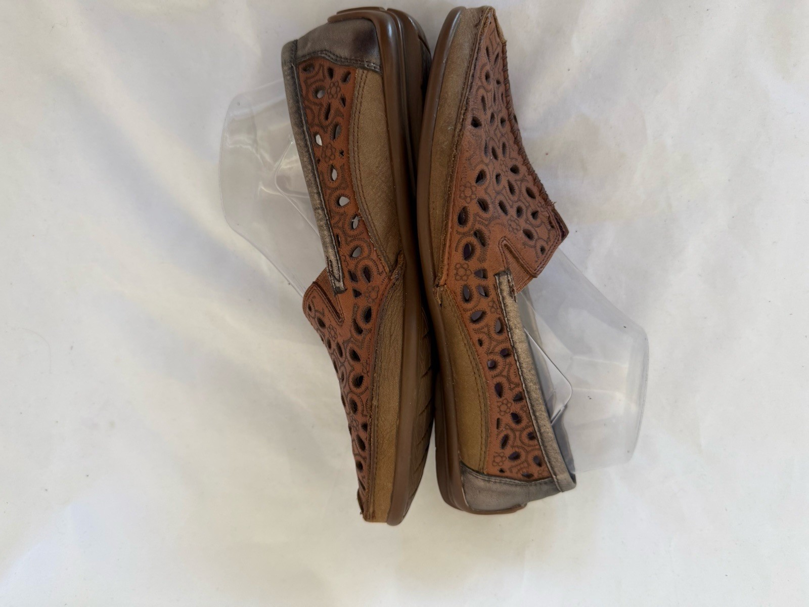 Taos Expose Driving Loafers Size 7 Slip-On Saddle Brown Leather Laser Cut Flats