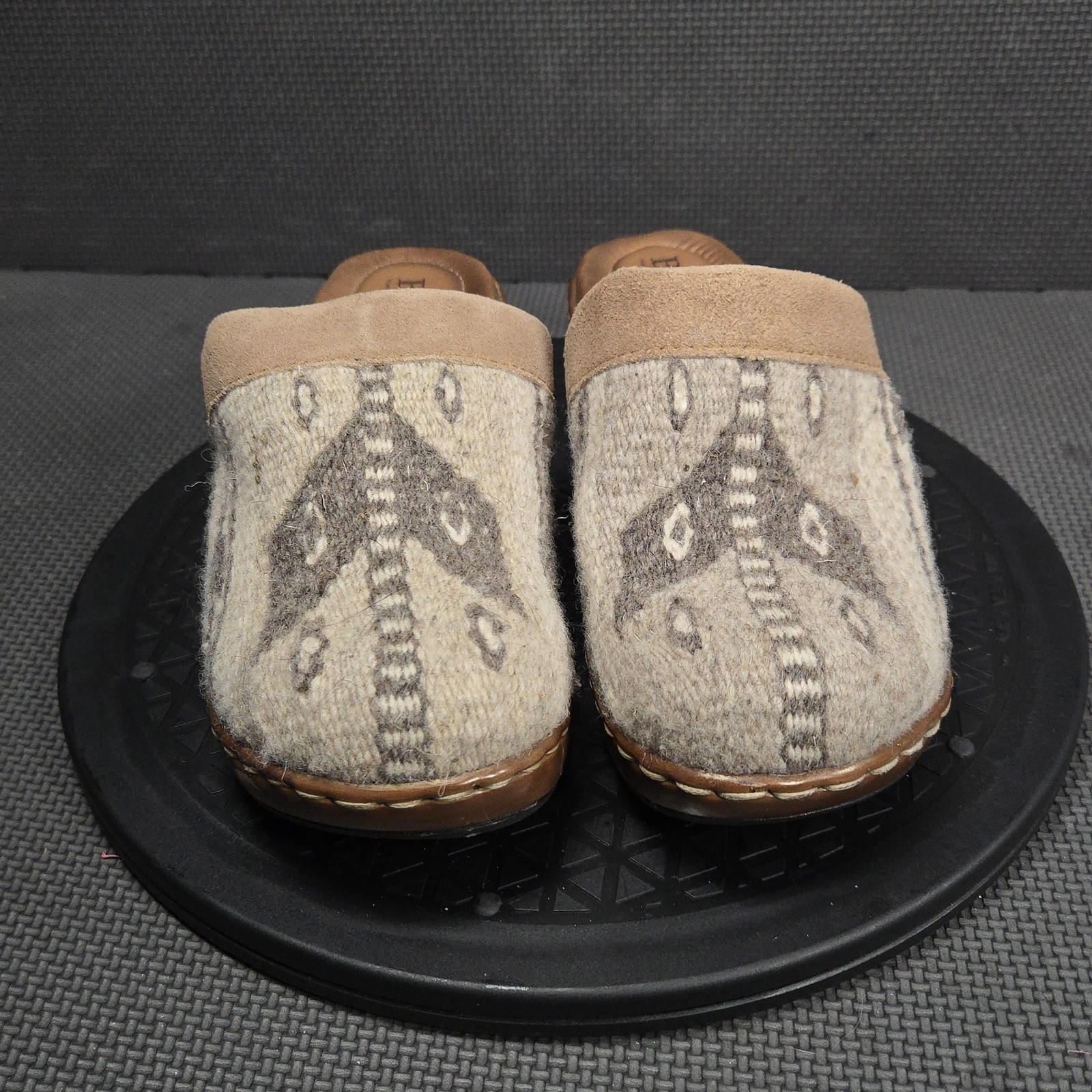 Born BR001017 Clog Shoes Womens Size 7 Beige Leather Slip On Comfort Casual