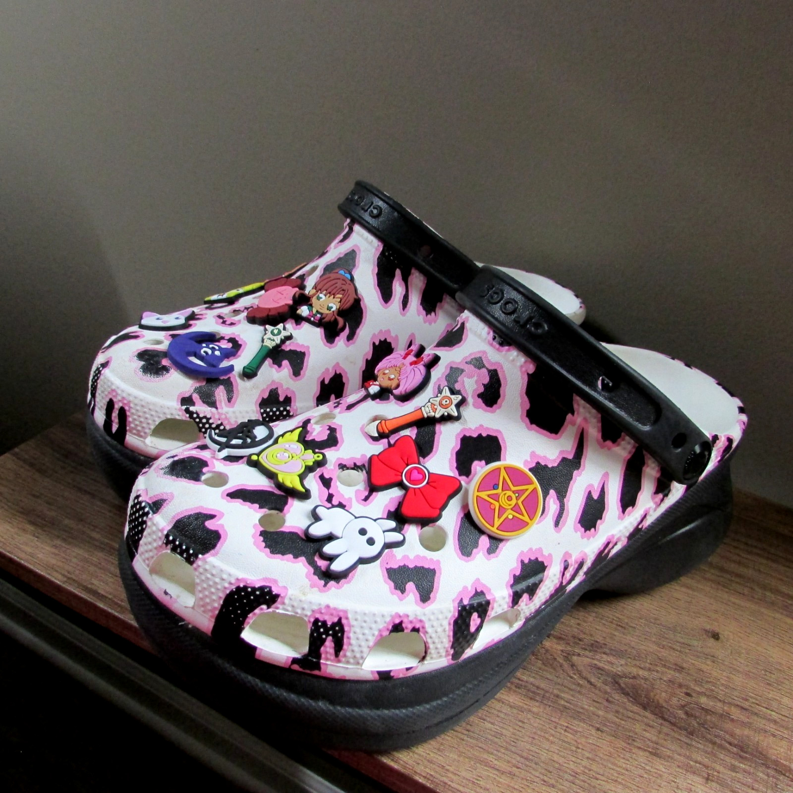 CROCS Ron English Party Animals Bae Limited Edt platform leopard/jibbitz clogs 9