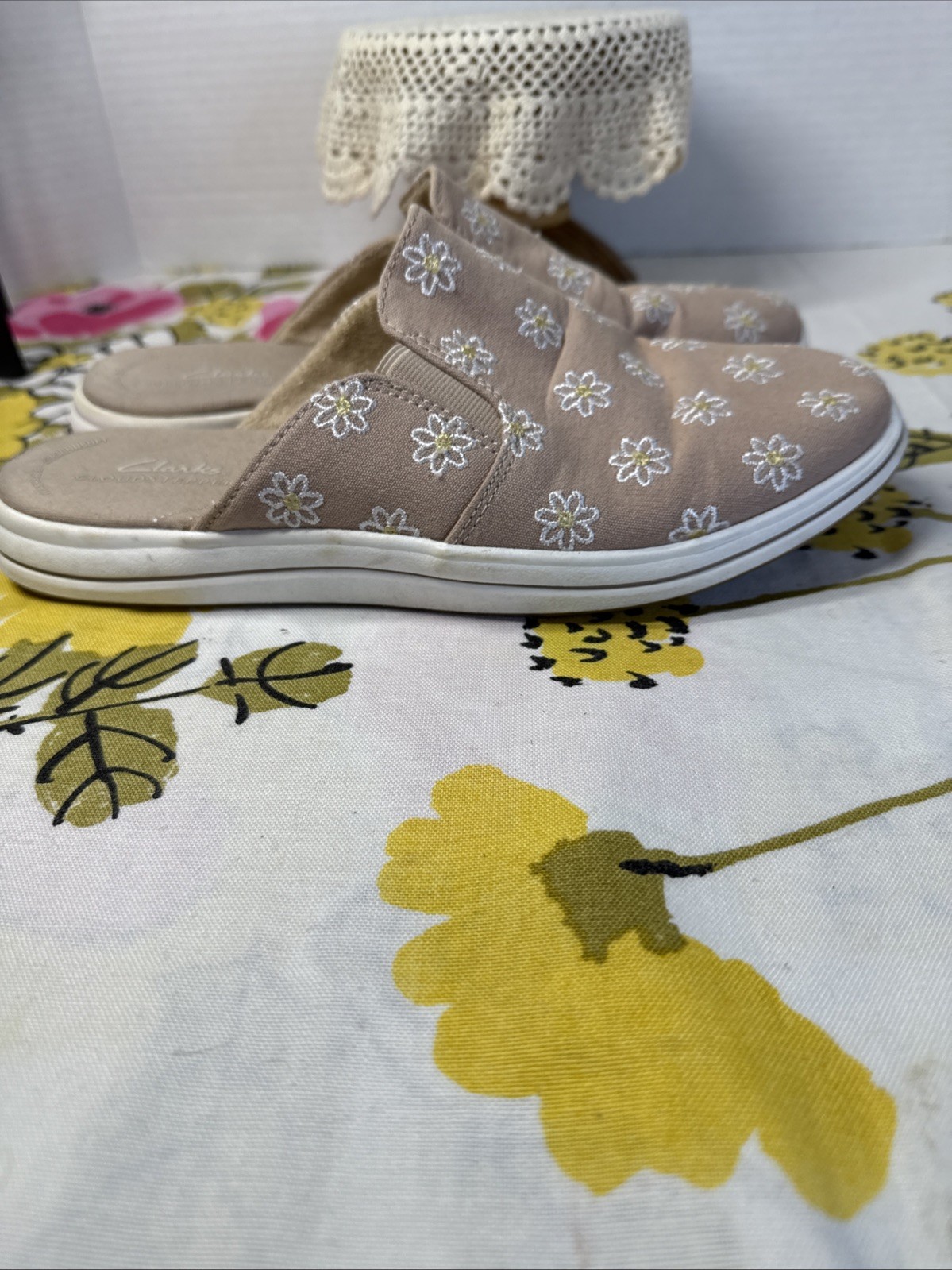 Clarks Cloudsteppers Taupe, embroidered Daisies, terry lined Breezeshore sz 7.5