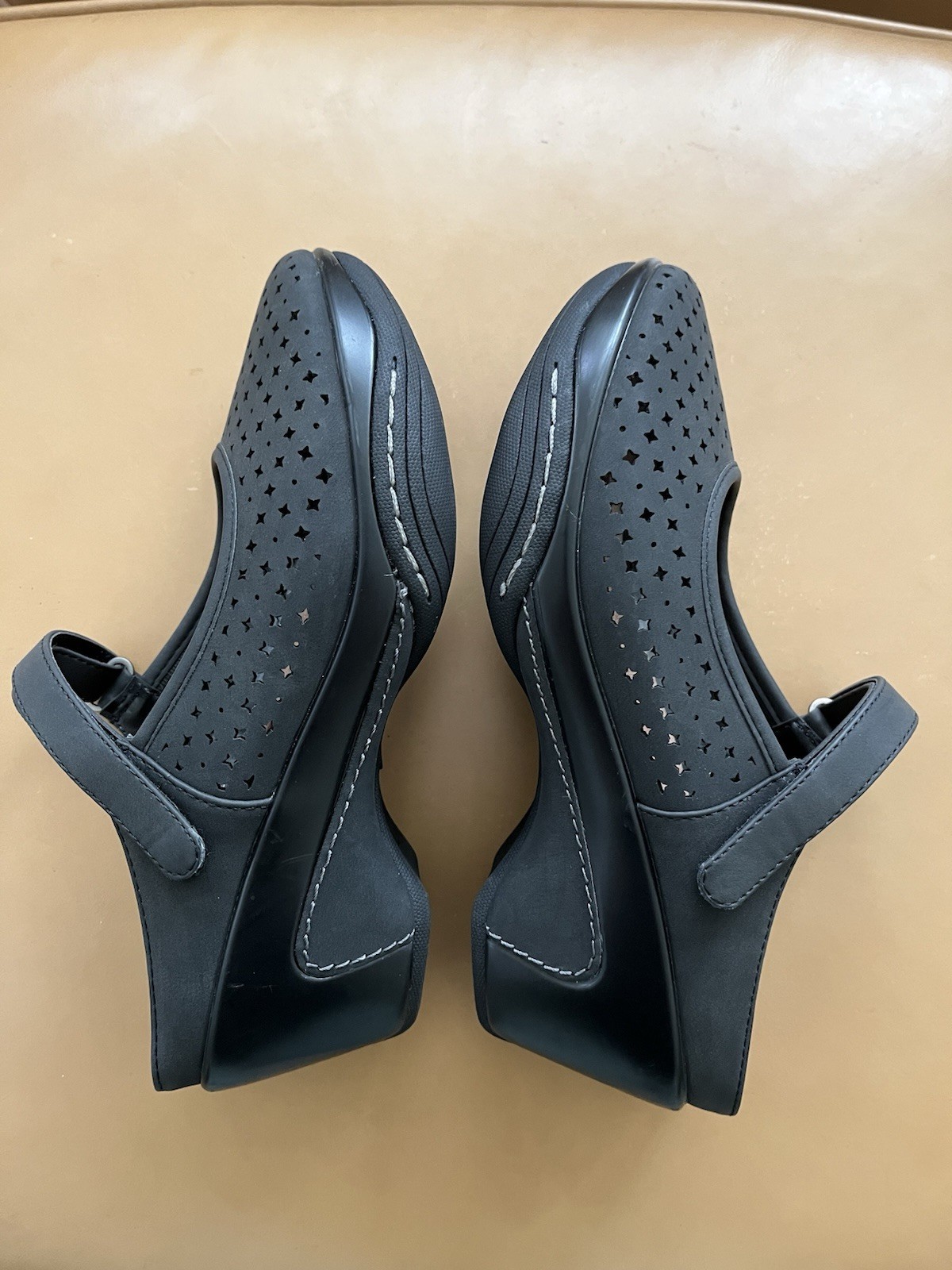 White Mountain Vinto Mary Jane Platform Clogs Women’s Size 8M Black Laser Cut