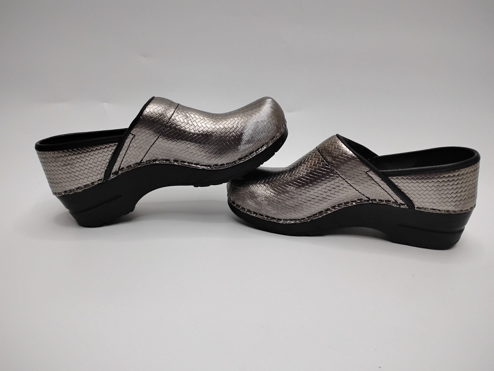 Sanita Women’s 37 US 6.5/7 Metallic Silver basket wasve Leather Clogs Nursing