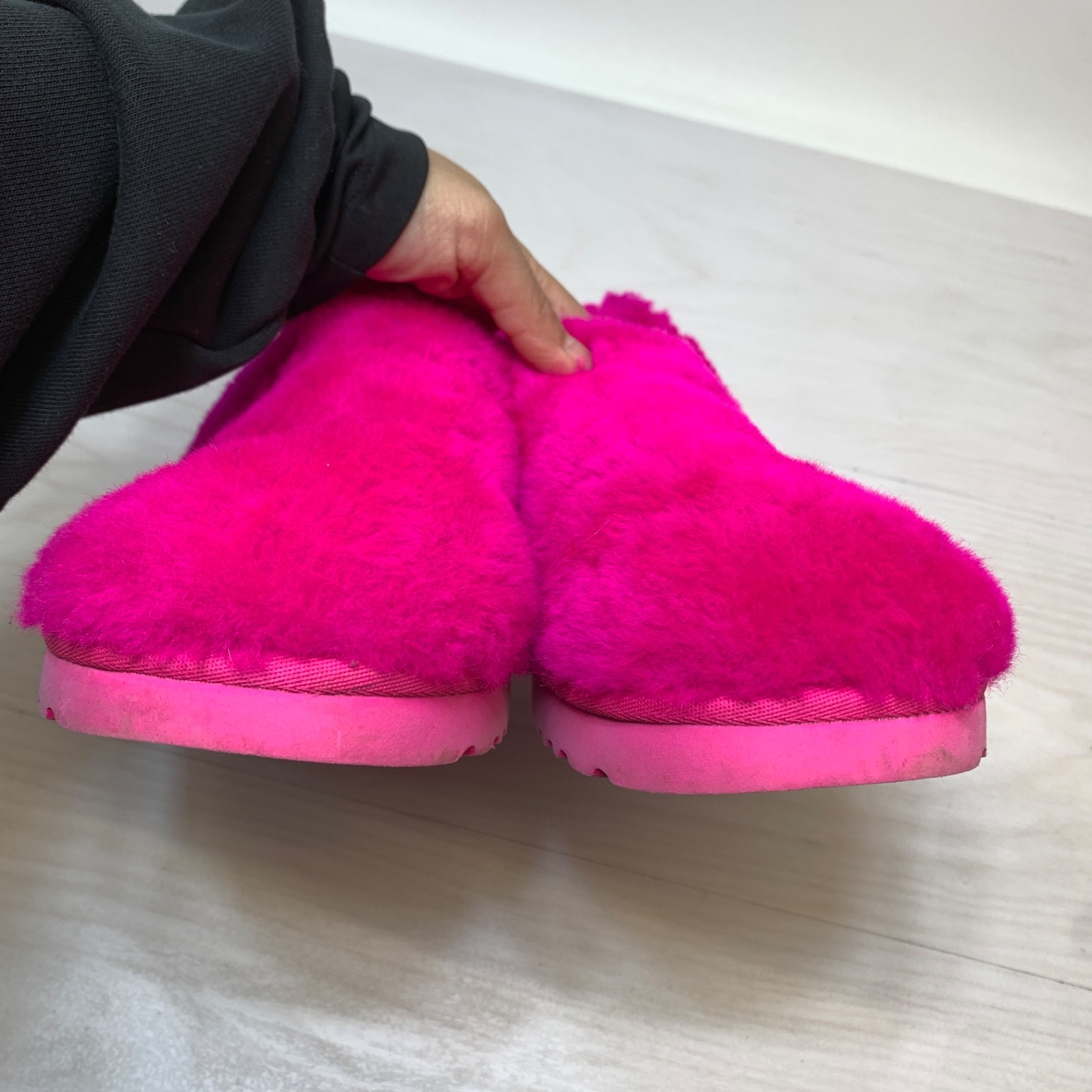 Womens UGG Classic Cozy Bootie Slipper – Rock Rose Faux Fur Size 10 1131950