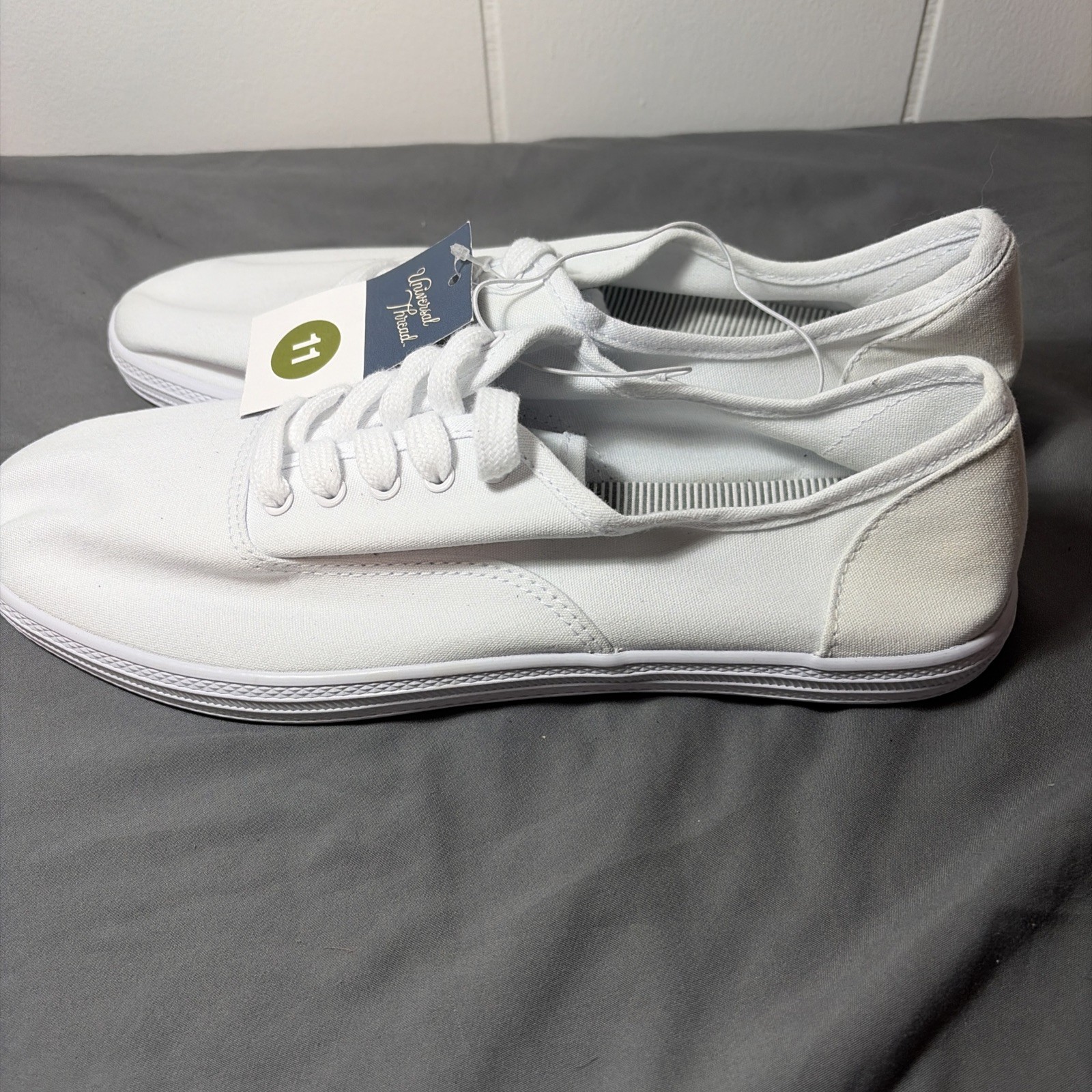 Universal Thread Women’s White Canvas Lace Up Sneakers Size 11 NWT Casual Shoes