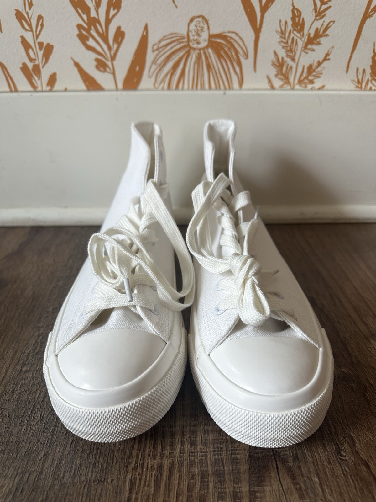 Cull4U Women’s White High Top Sneaker Shoe Size 8.5 New In Box