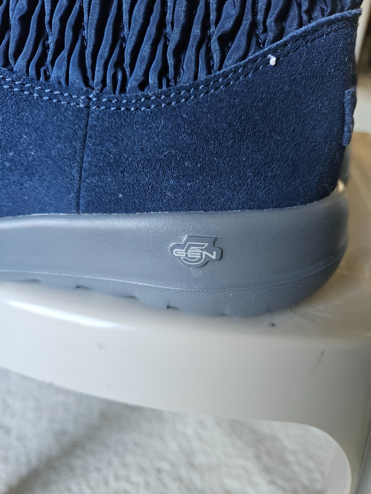 SKECHERS GEN WOMENS SLIP IN US 9 SUEDE AND TEXTILE UPPER SHOES. FAUX FUR LINING