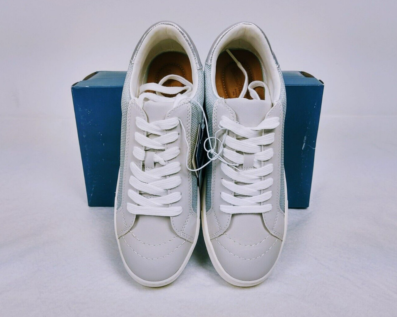 Universal Thread Brittin Sneakers Women’s Size 8 White Gray Low Top Casual Shoes